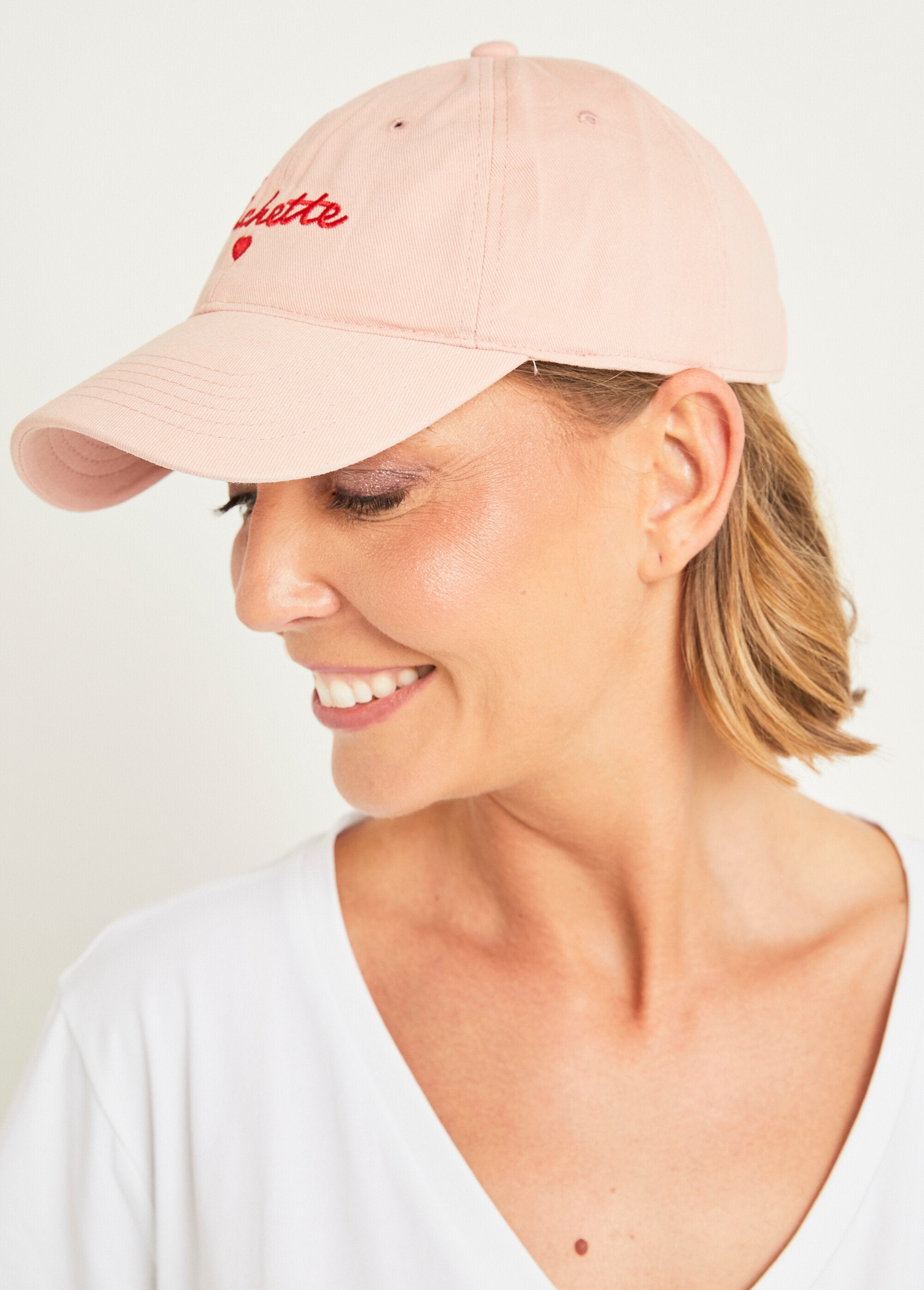 Cappellino_con_messaggio_ricamato_Rose_DR1_slim