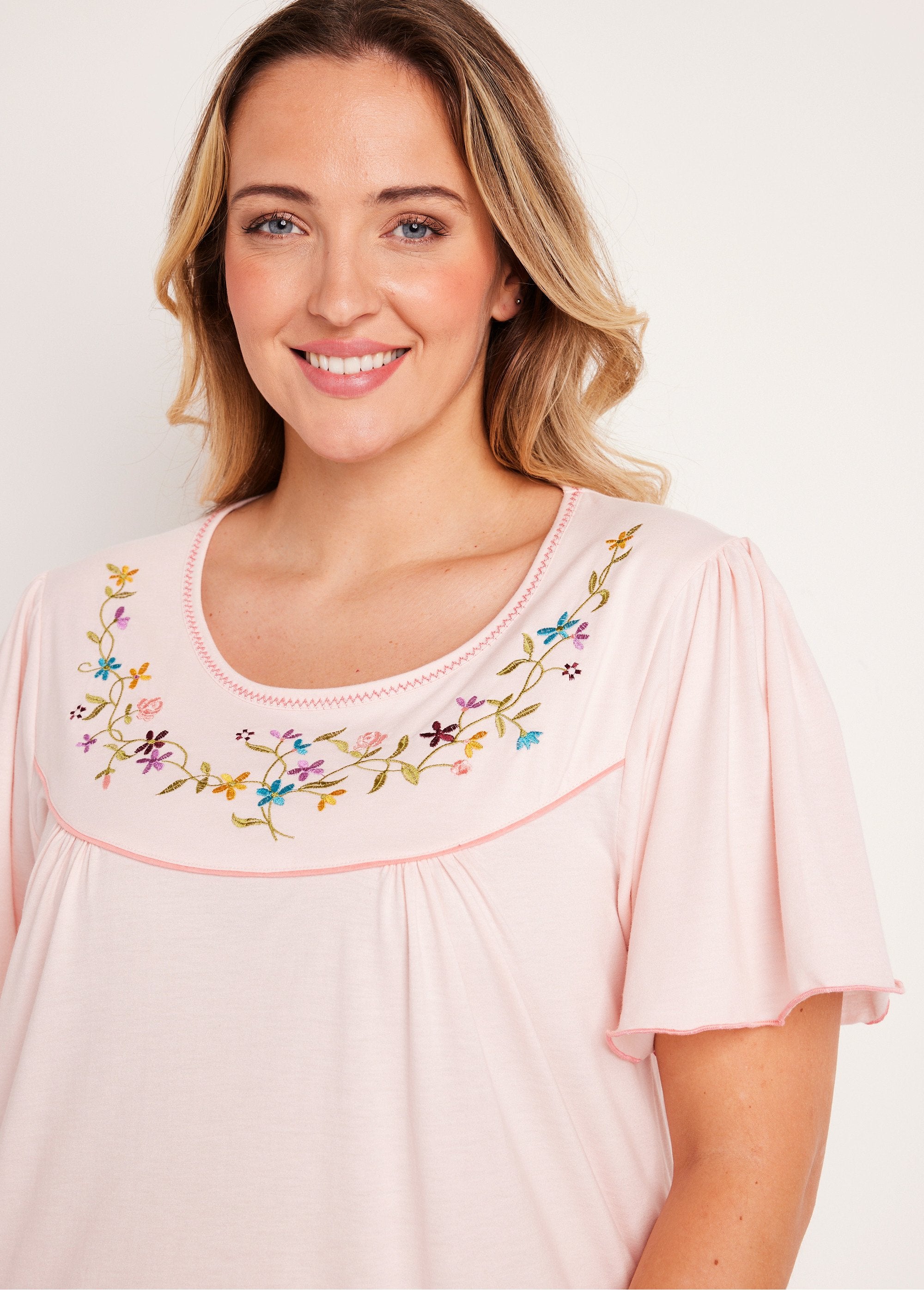 Camicia_da_notte_ricamata_e_sciolta_Rosa_chiaro_DE1_curvy