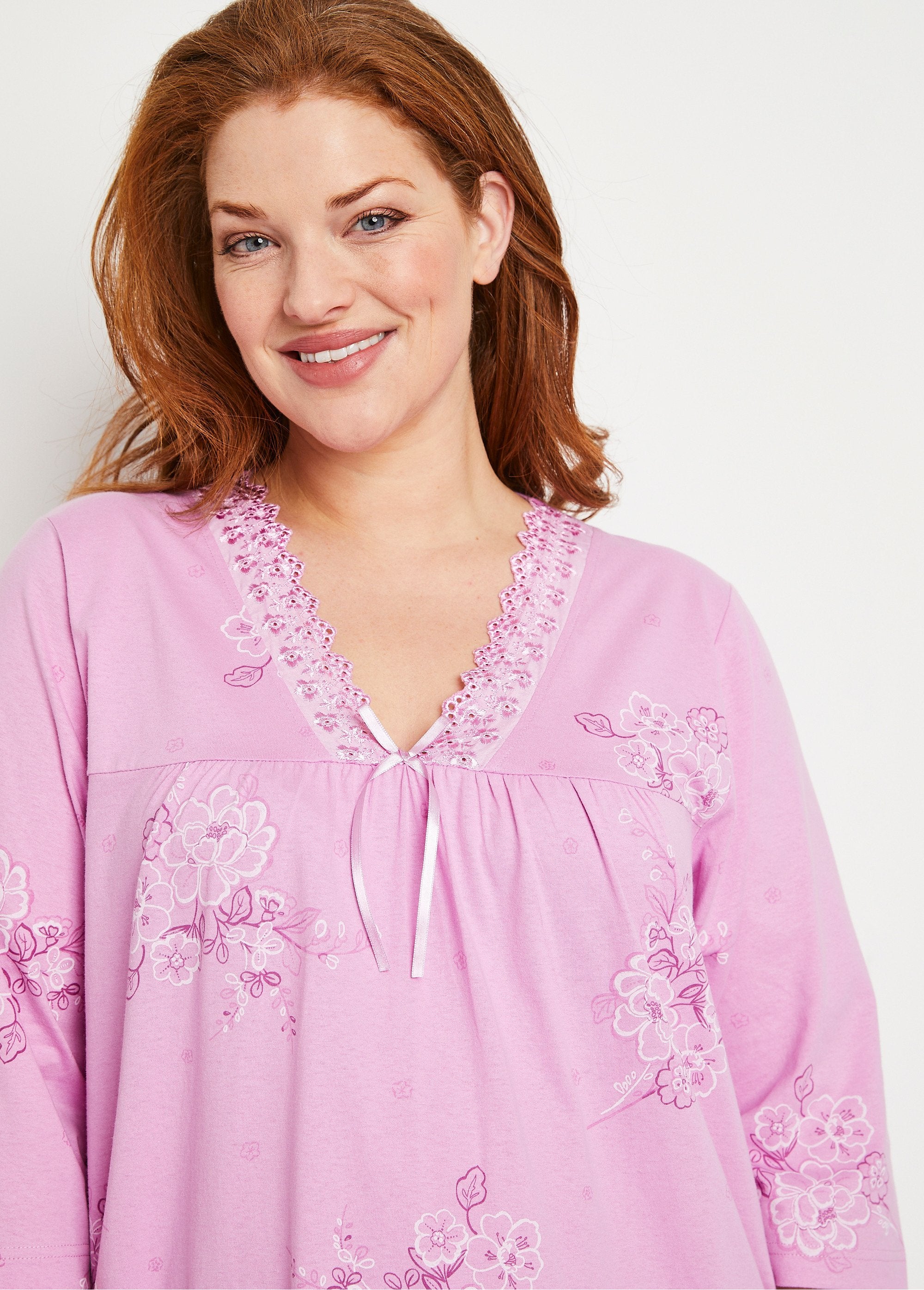 Camicia_da_notte_di_mezza_lunghezza_in_cotone_ricamato_con_maniche_a_3/4_Rosa_antico_DE1_curvy