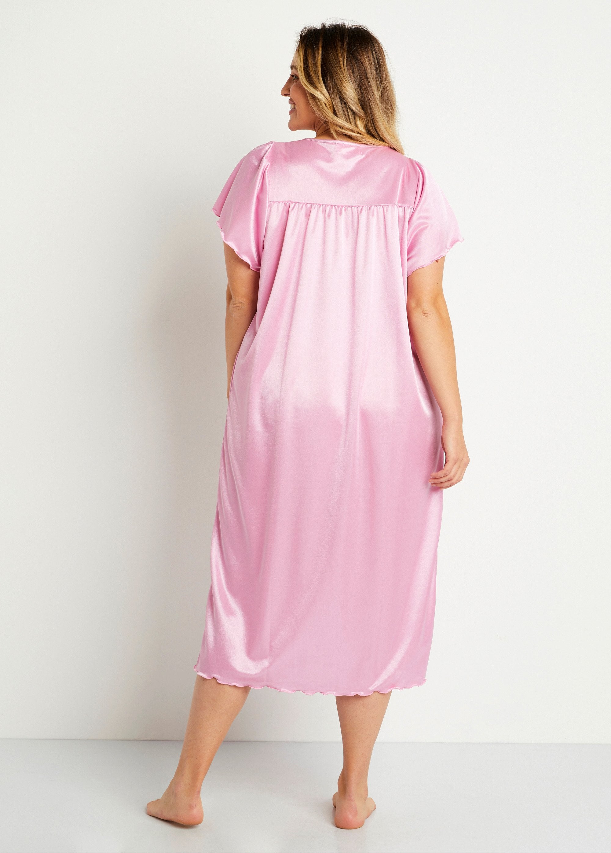 Camicia_da_notte_lunga_in_raso_e_pizzo_antistatico_Rosa_DO1_curvy