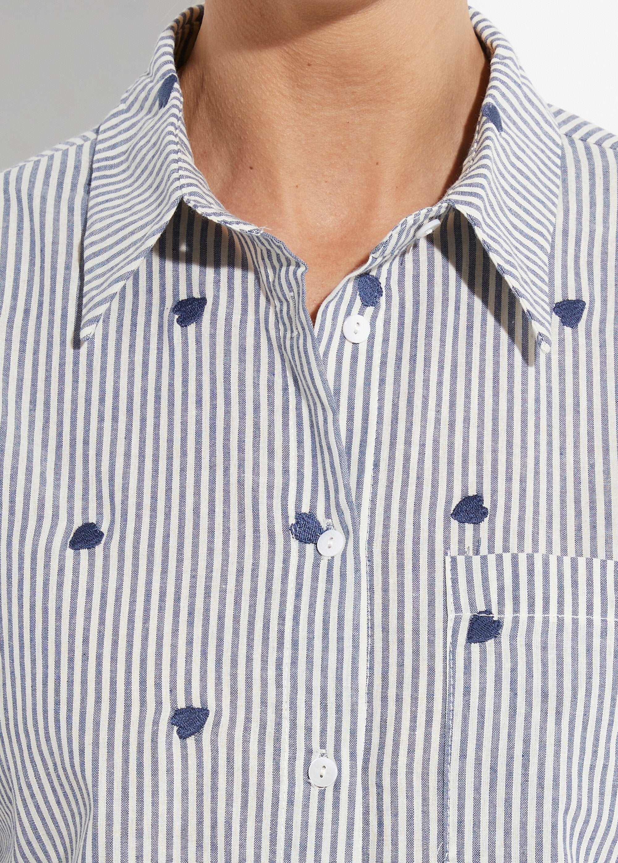Camicetta_con_righe_e_ricamo_a_cuore_Bleu_DE1_slim