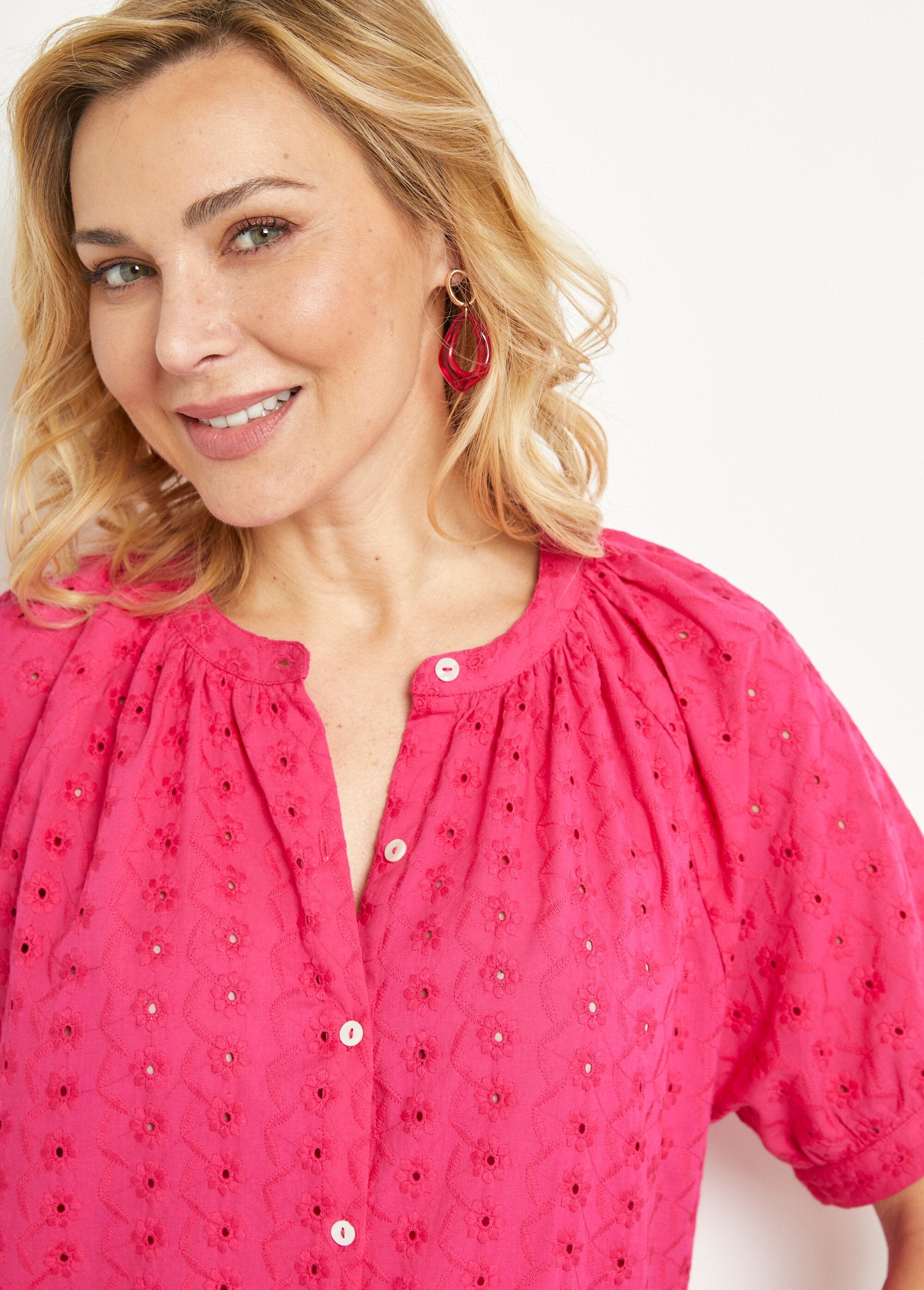 Camicia_in_cotone,_ricamata,_senza_colletto,_dal_taglio_ampio_Fuchsia_DE1_slim