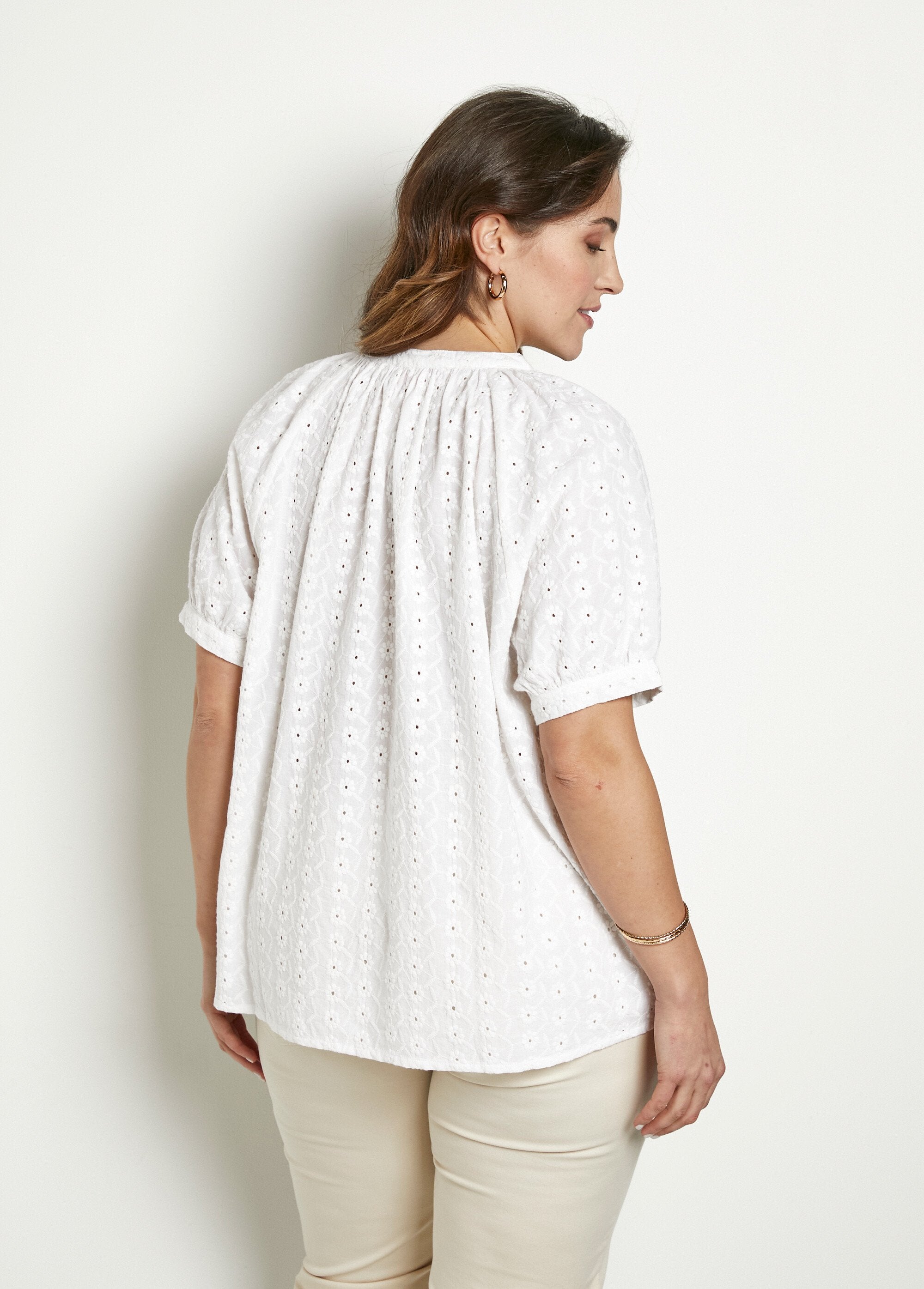Camicetta_in_cotone,_ricamata,_senza_colletto,_dal_taglio_ampio_Blanc_DO1_curvy