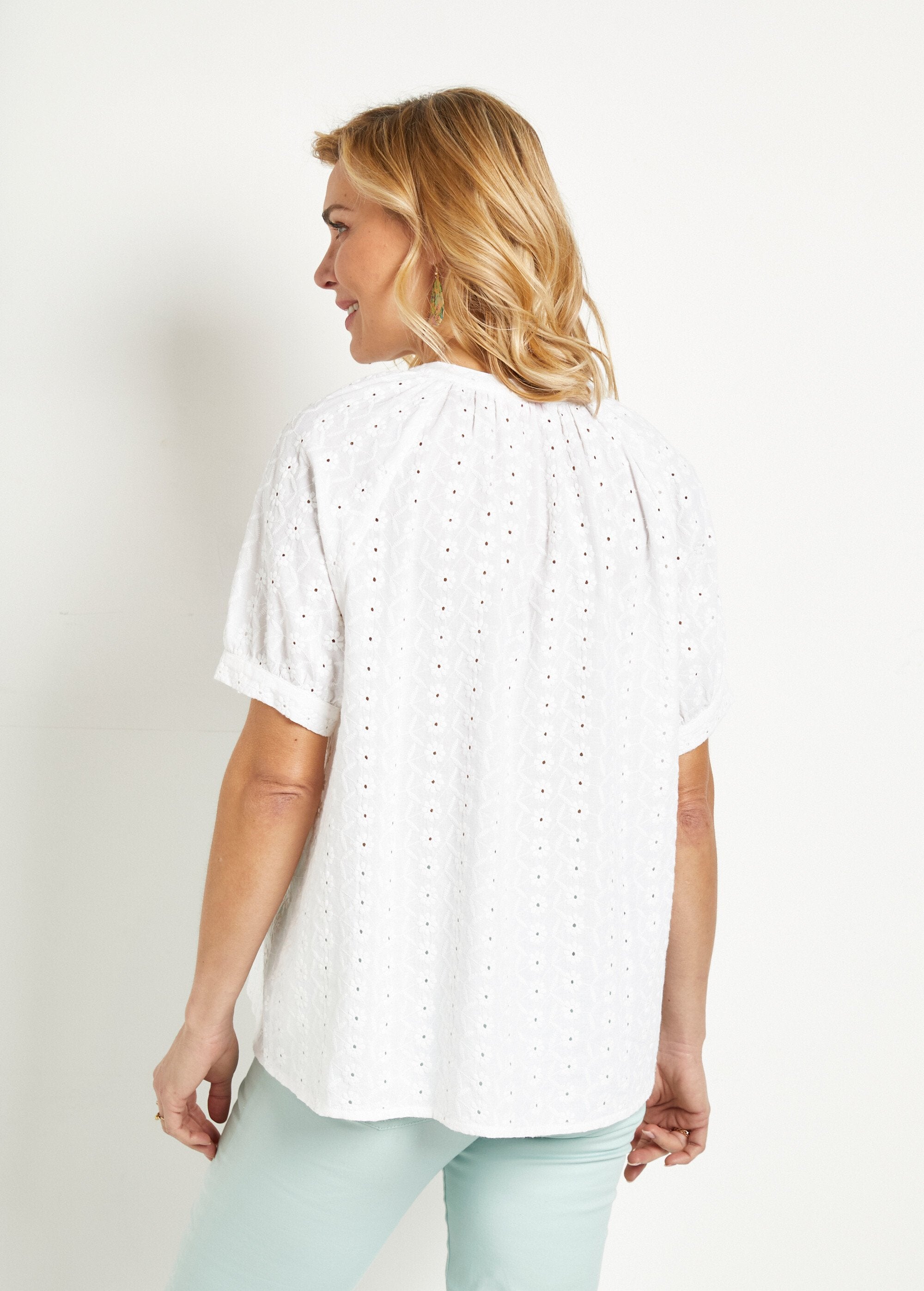 Camicetta_in_cotone,_ricamata,_senza_colletto,_dal_taglio_ampio_Blanc_DO1_slim