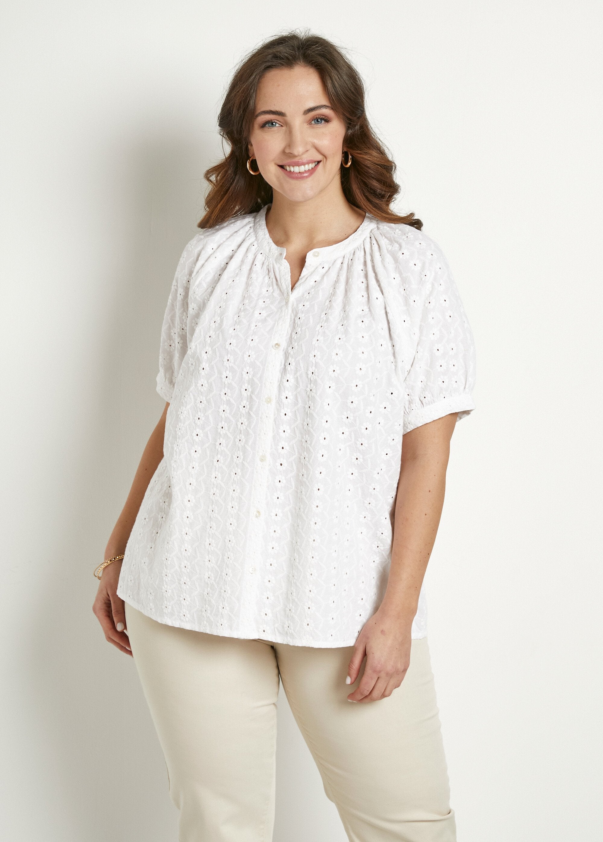 Camicetta_in_cotone,_ricamata,_senza_colletto,_dal_taglio_ampio_Blanc_FA1_curvy
