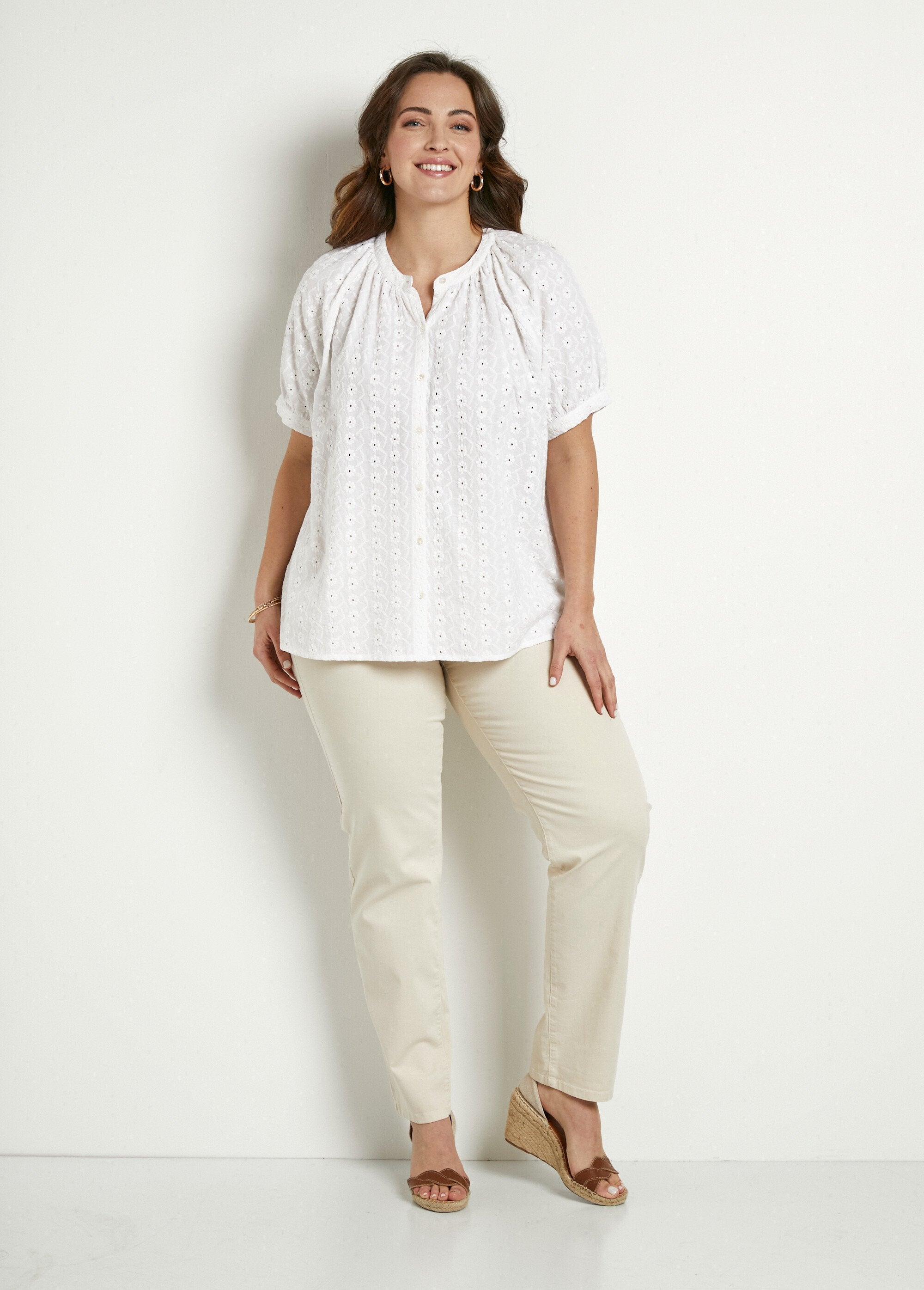 Camicetta_in_cotone,_ricamata,_senza_colletto,_dal_taglio_ampio_Blanc_SF1_curvy