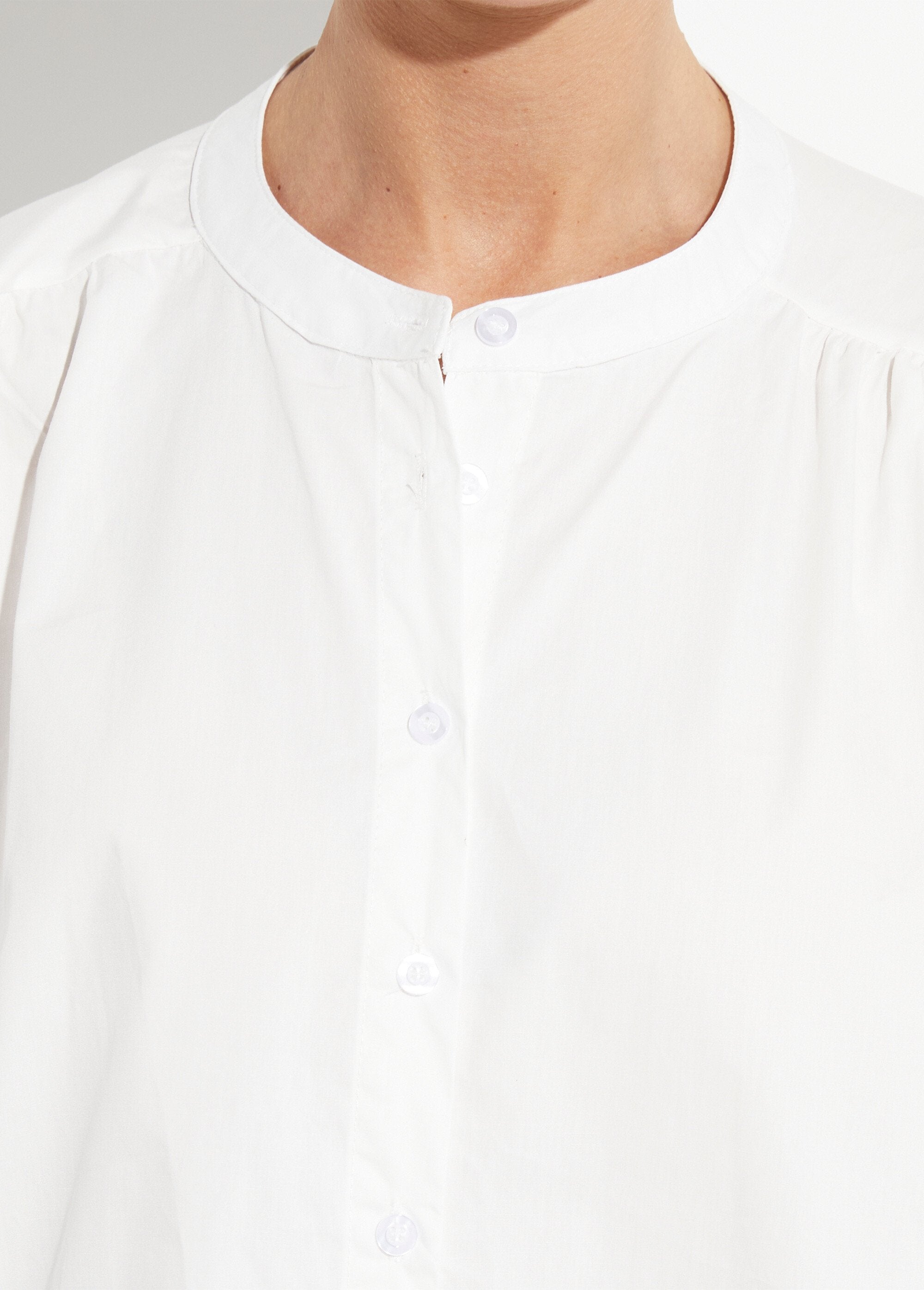 Camicetta_aderente_con_maniche_ricamate_a_forma_di_palma_Blanc_et_rose_fluo_DE1_slim