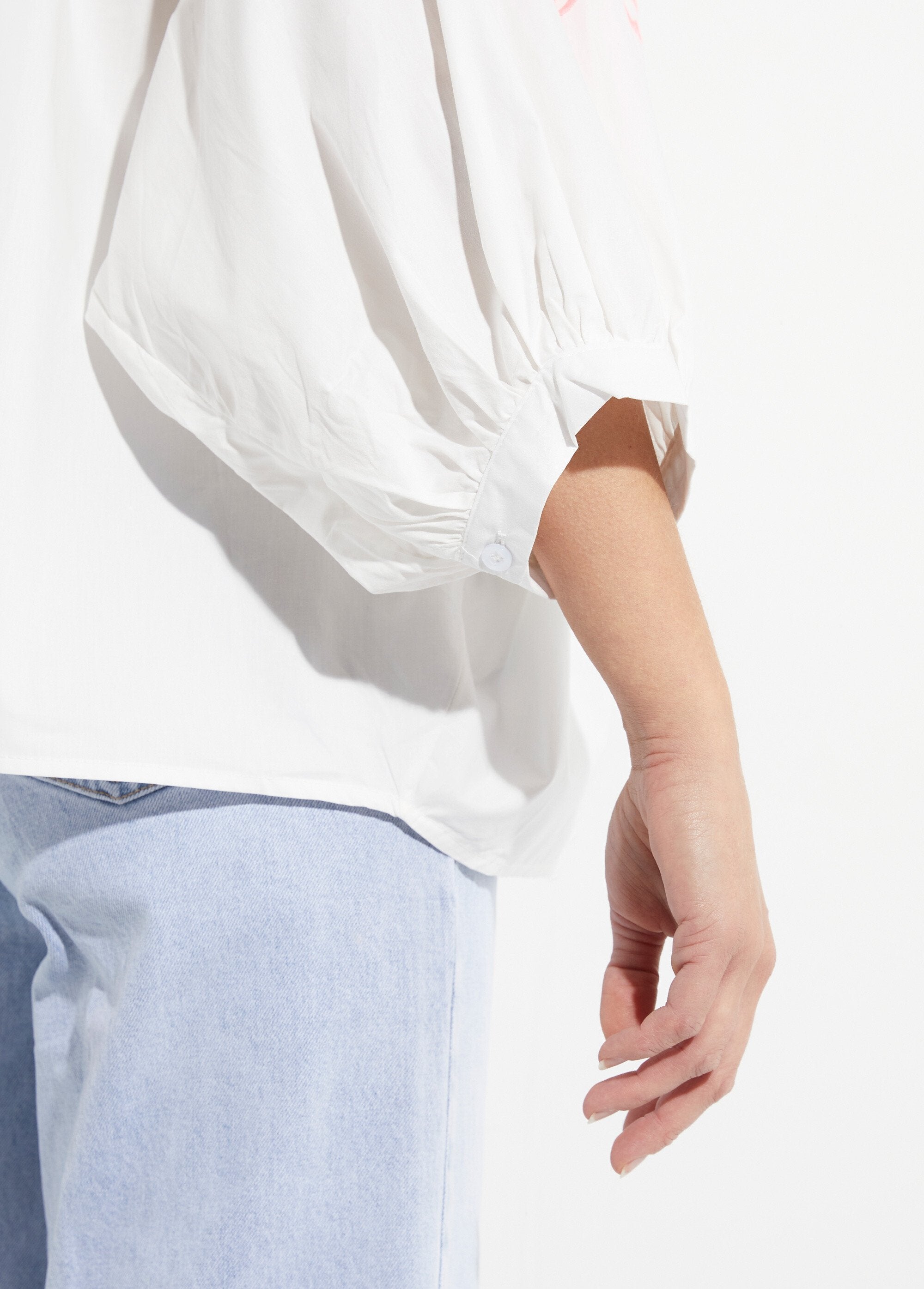 Camicetta_aderente_con_maniche_ricamate_a_forma_di_palma_Blanc_et_rose_fluo_DE3_slim