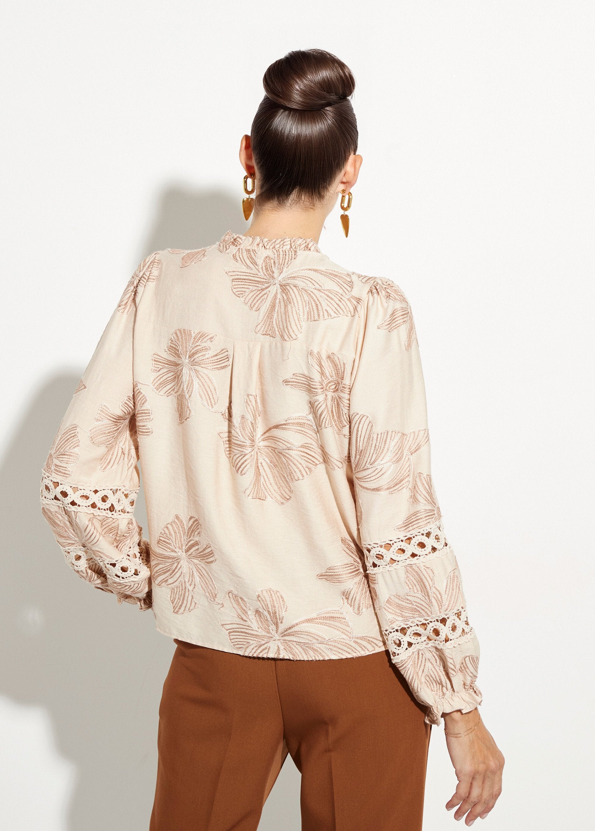 Camicetta_con_bottoni,_ricami_e_guipure_Beige_DO1_slim