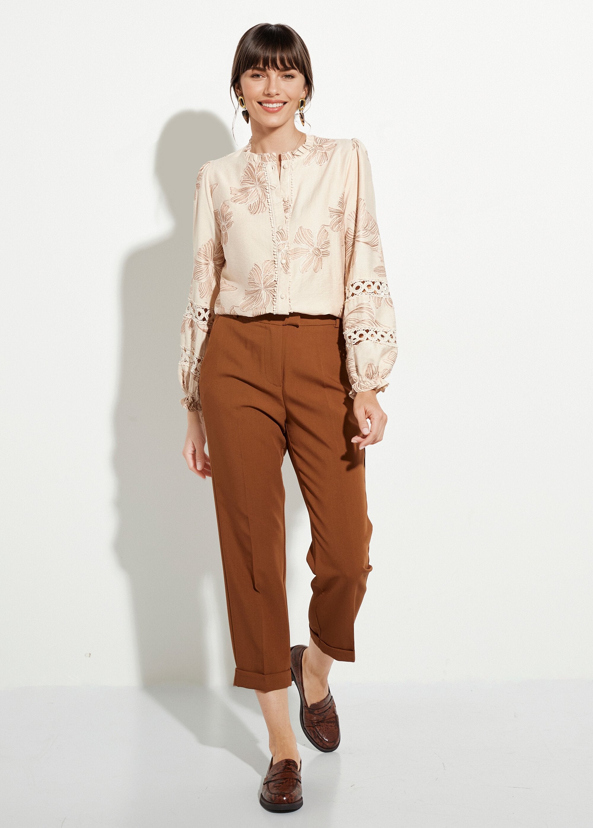Camicetta_con_bottoni,_ricami_e_guipure_Beige_SF1_slim