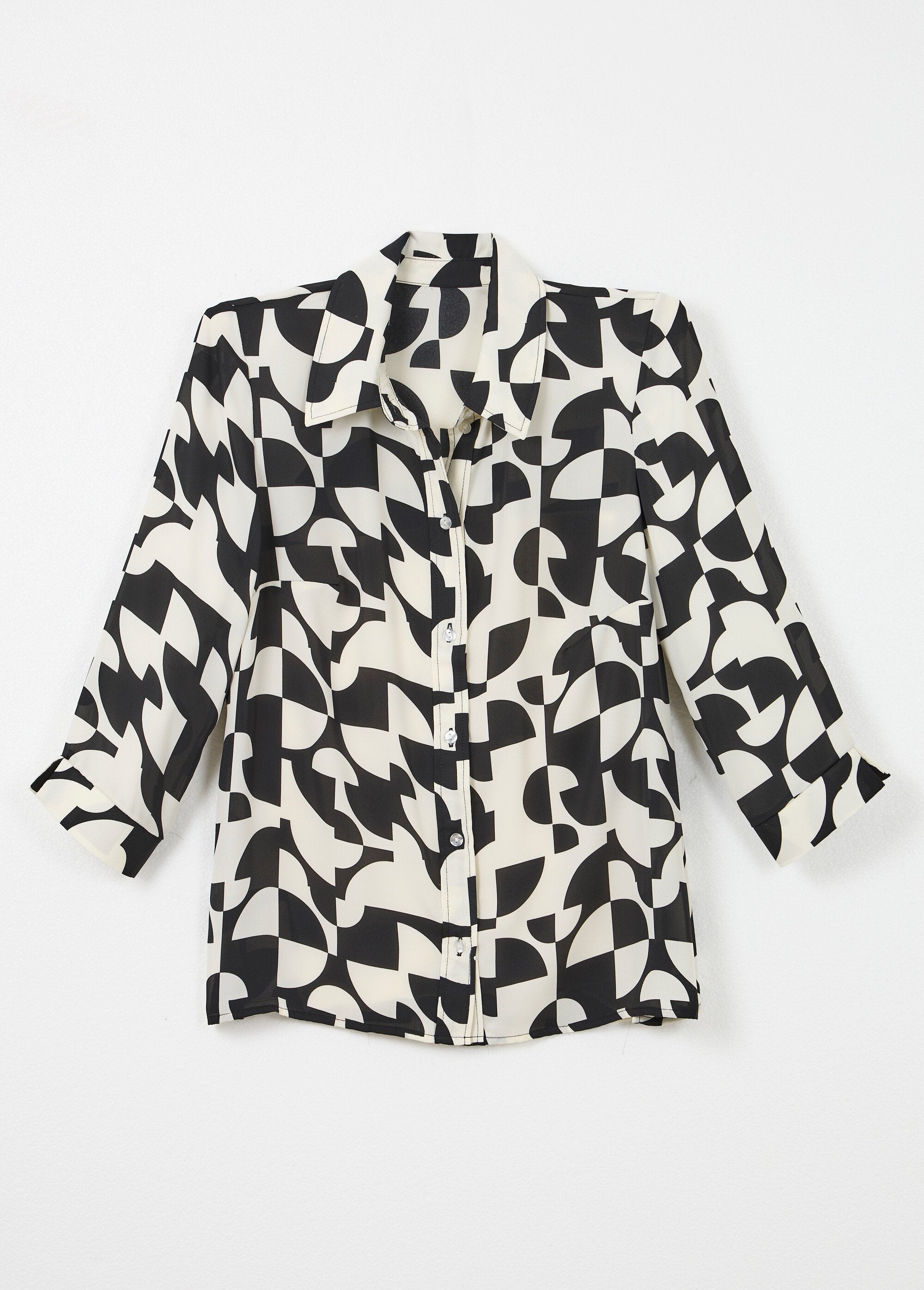 Camicetta_button-down_con_stampa_grafica_e_maniche_a_3/4_Noir_et_ecru_AP1_slim