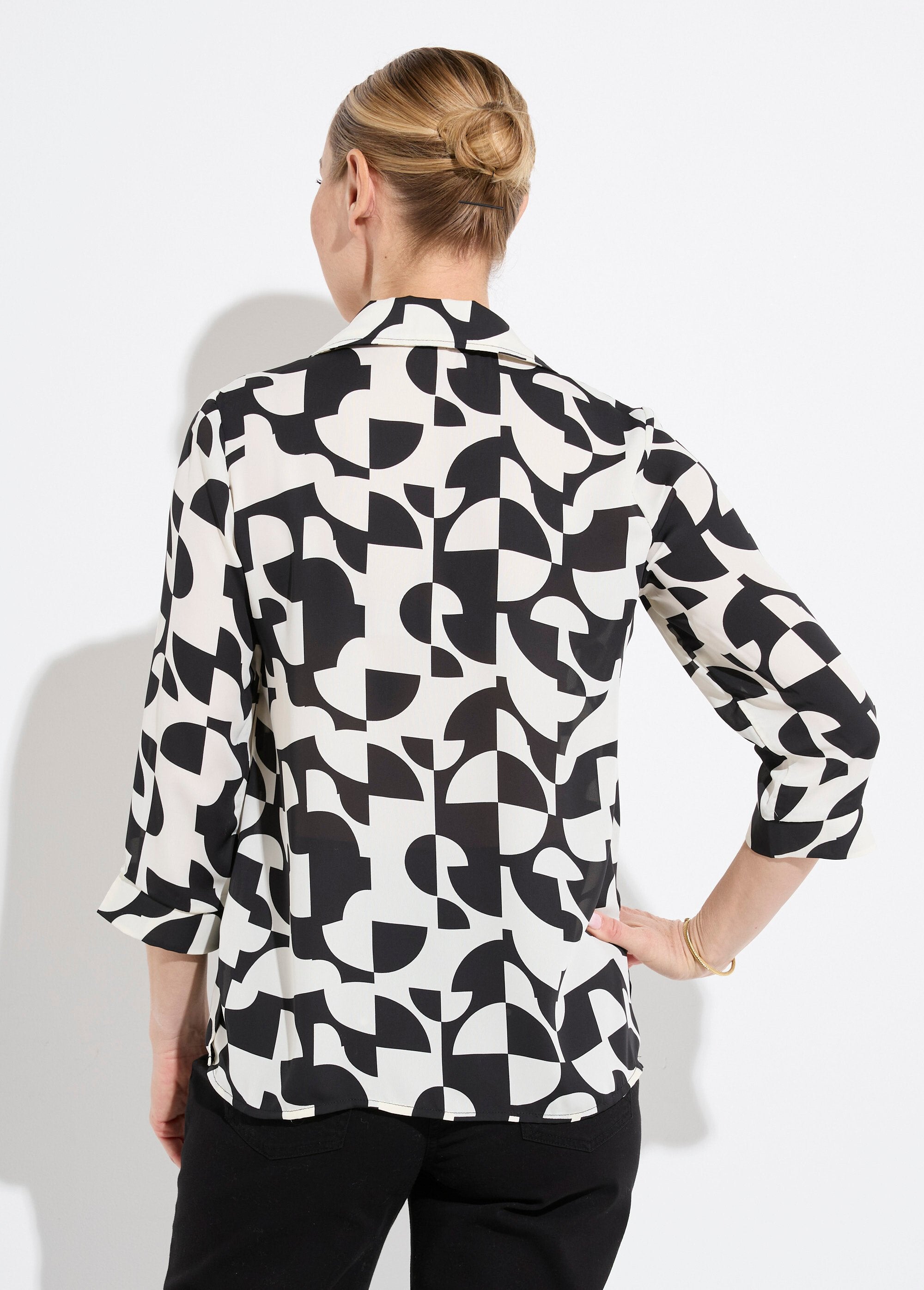 Camicetta_button-down_con_stampa_grafica_e_maniche_a_3/4_Noir_et_ecru_DO1_slim