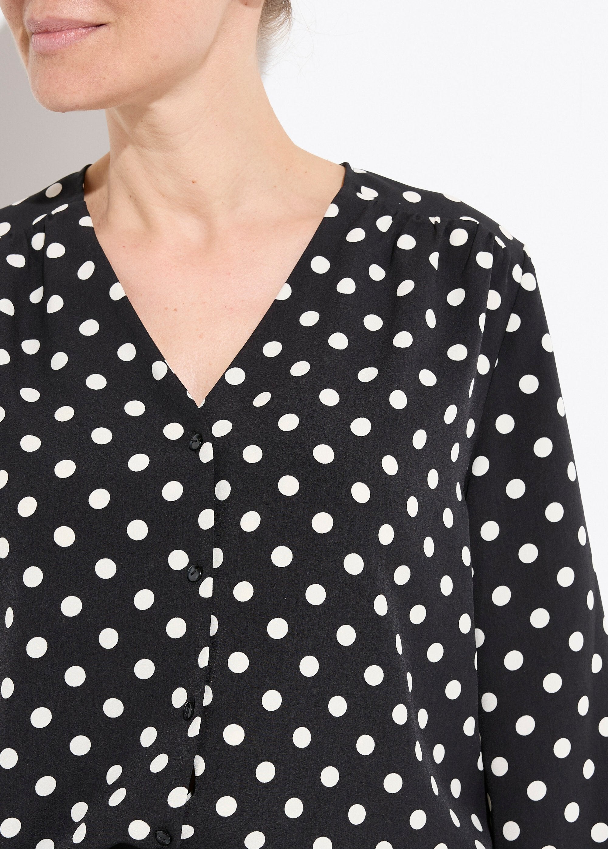 Camicetta_a_maniche_lunghe_con_scollo_a_V_e_stampa_a_pois_Noir_et_ecru_DE1_slim