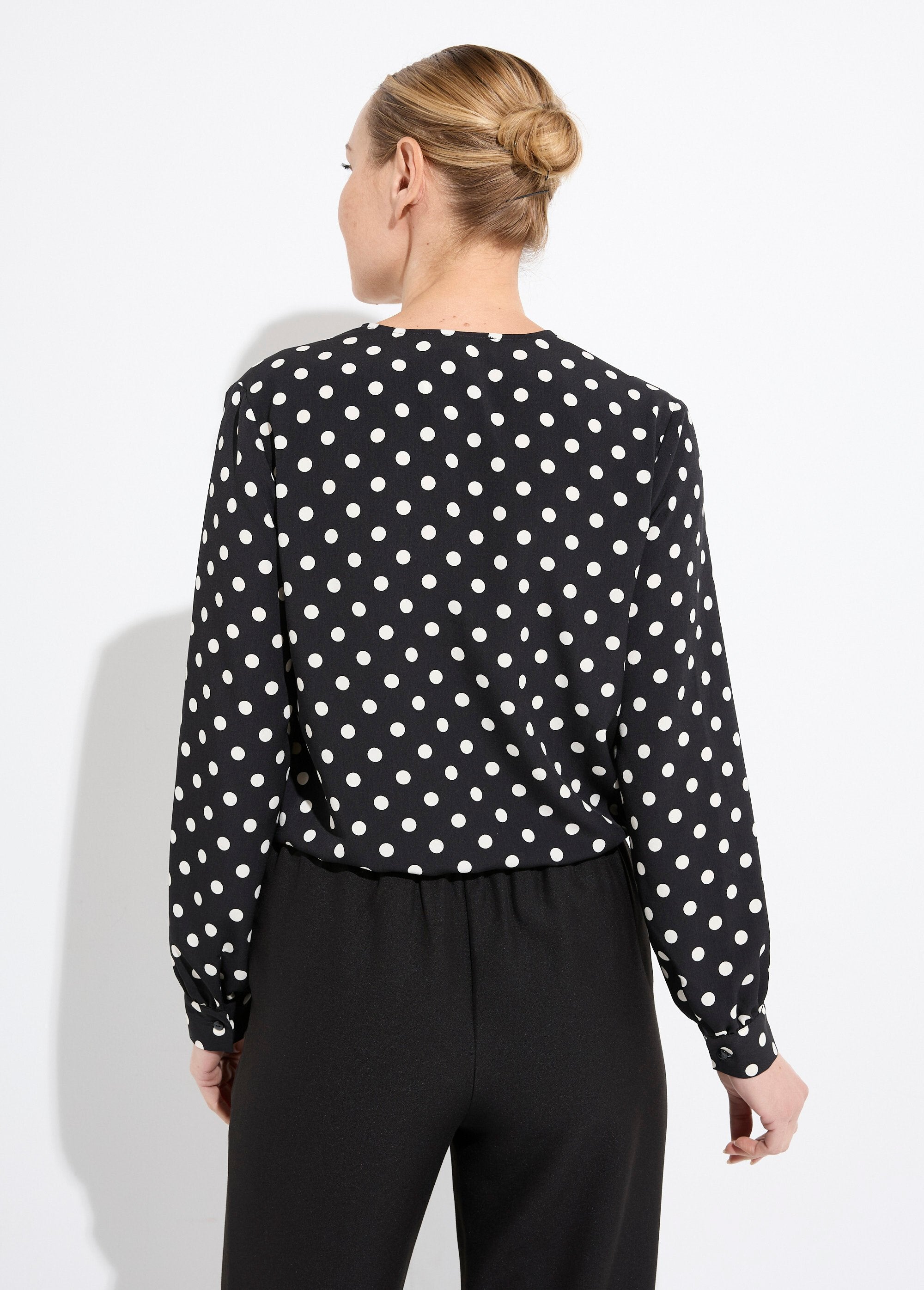Camicetta_a_maniche_lunghe_con_scollo_a_V_e_stampa_a_pois_Noir_et_ecru_DO1_slim
