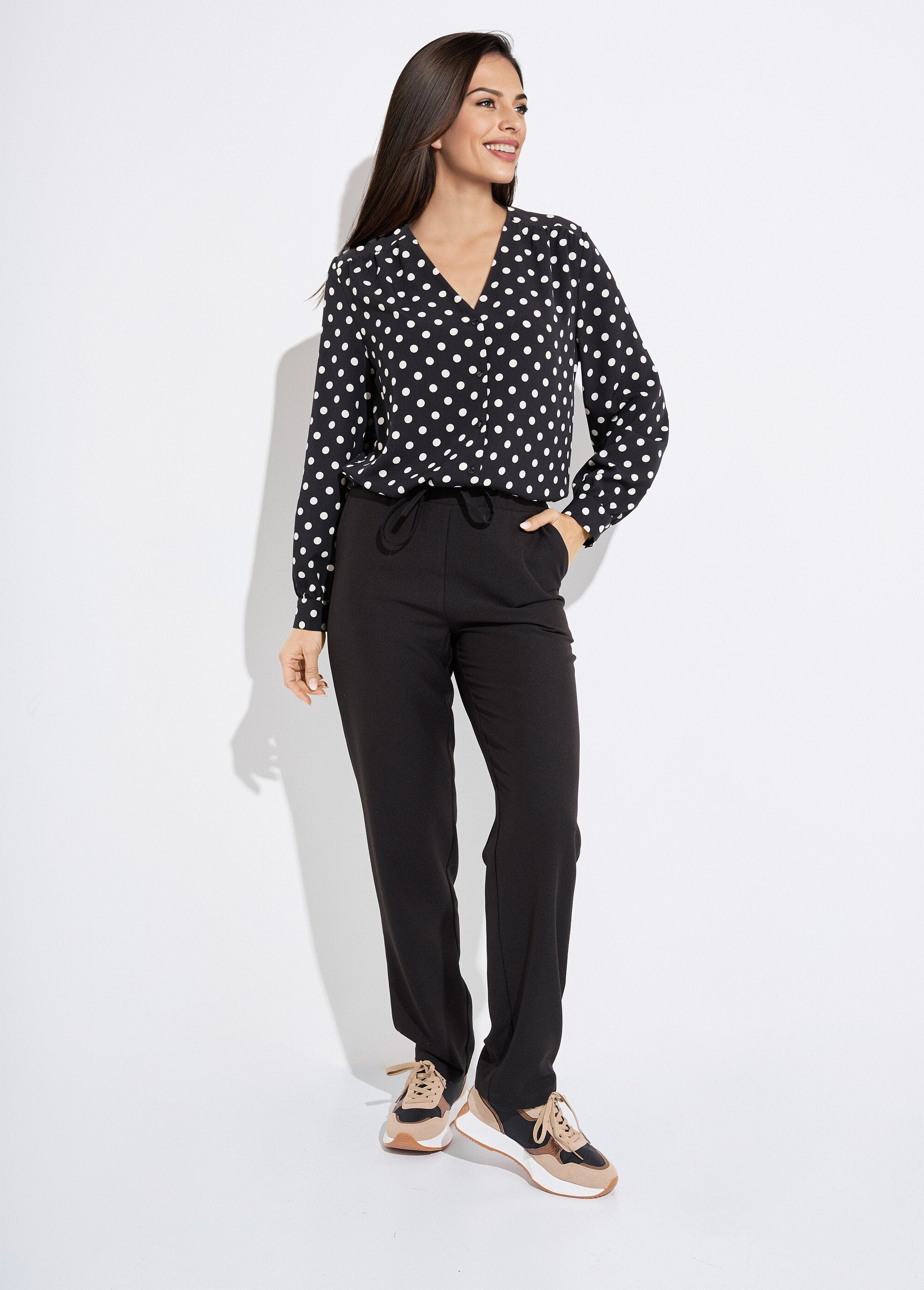 Camicetta_a_maniche_lunghe_con_scollo_a_V_e_stampa_a_pois_Noir_et_ecru_SF1_slim