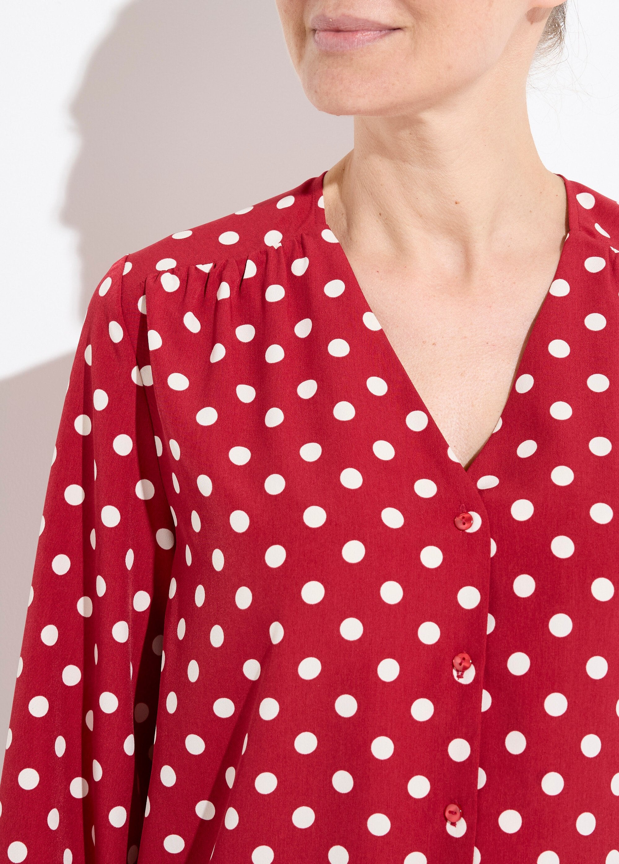 Camicetta_a_maniche_lunghe_con_scollo_a_V_e_stampa_a_pois_Bordeaux_et_ecru_DE1_slim