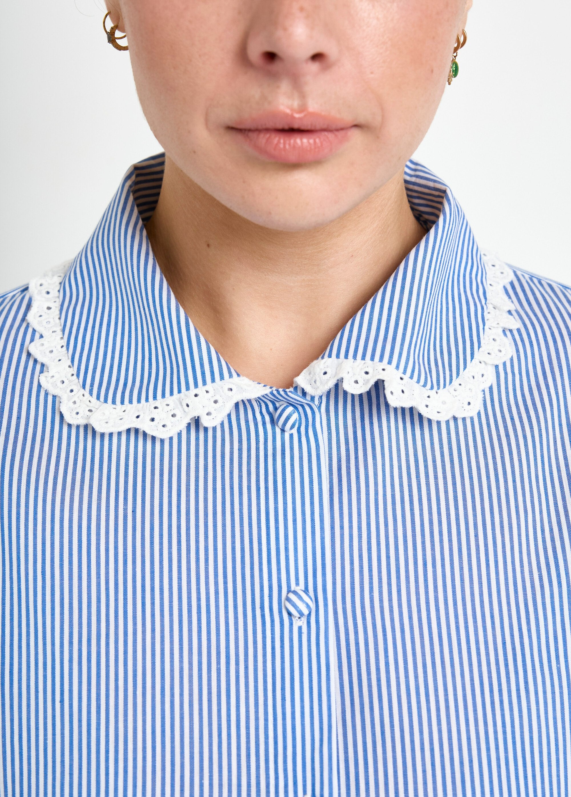 Camicetta_con_dettaglio_in_pizzo_e_scollo_rotondo_Bleu_raye__DE2_curvy