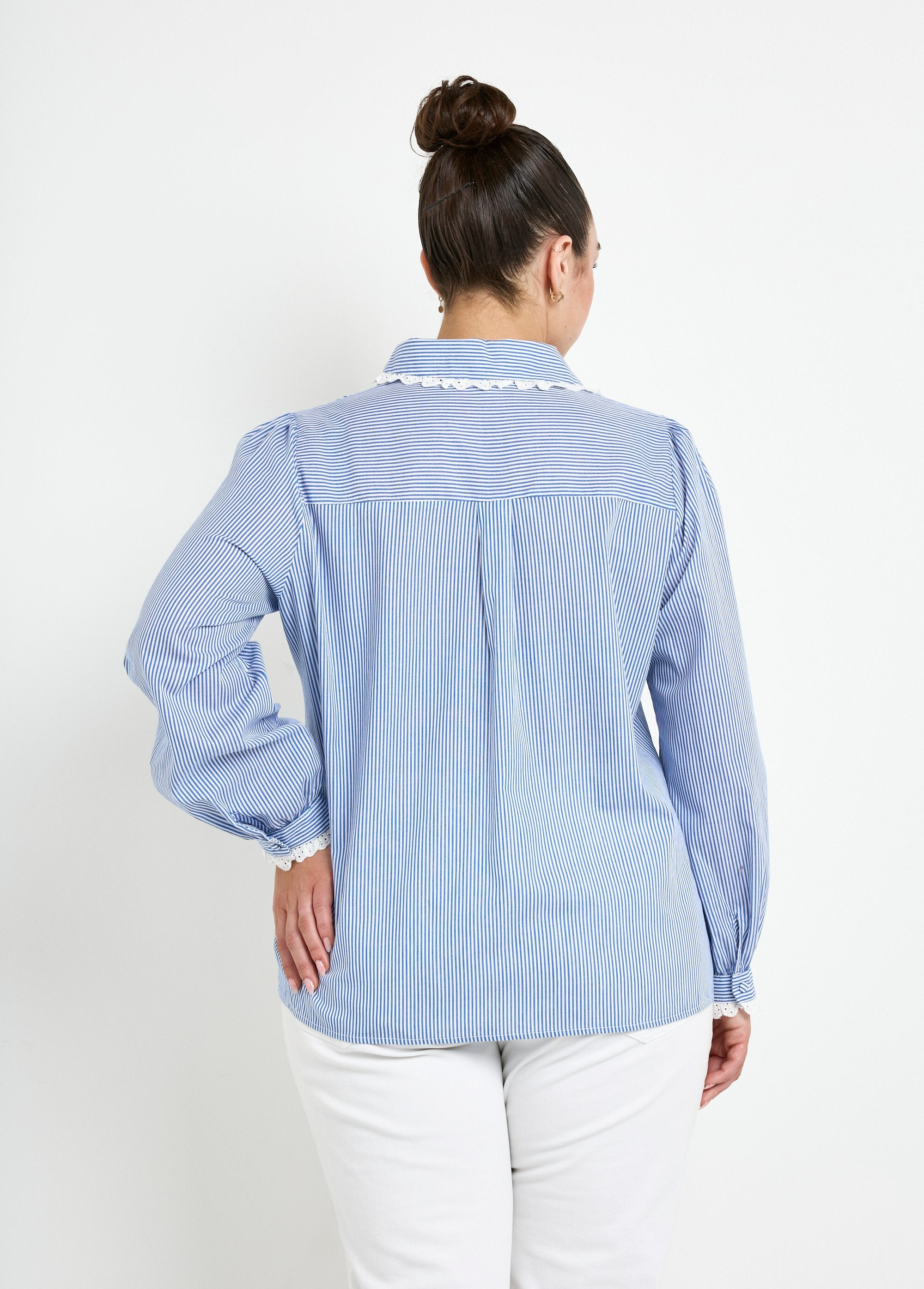 Camicetta_con_dettaglio_in_pizzo_e_scollo_rotondo_Bleu_raye__DO1_curvy