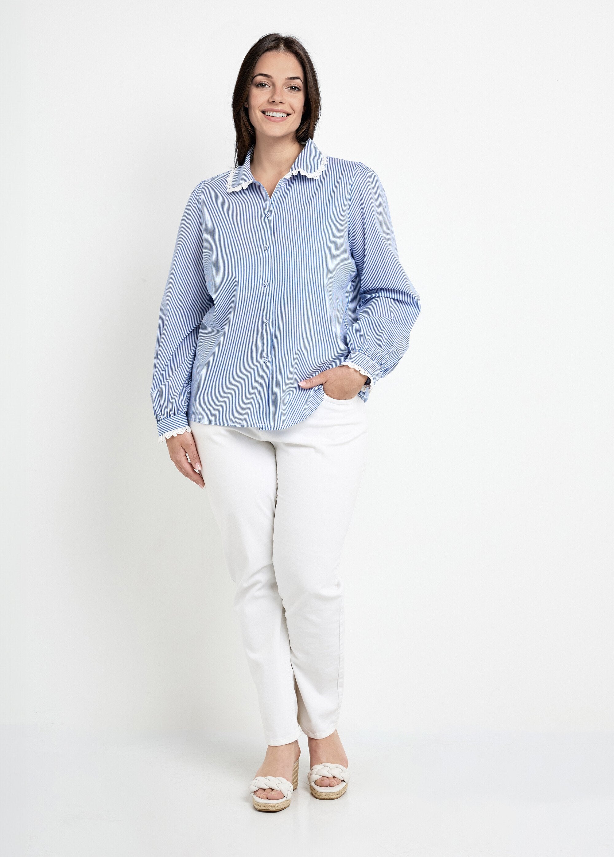 Camicetta_con_dettaglio_in_pizzo_e_scollo_rotondo_Bleu_raye__SF1_curvy