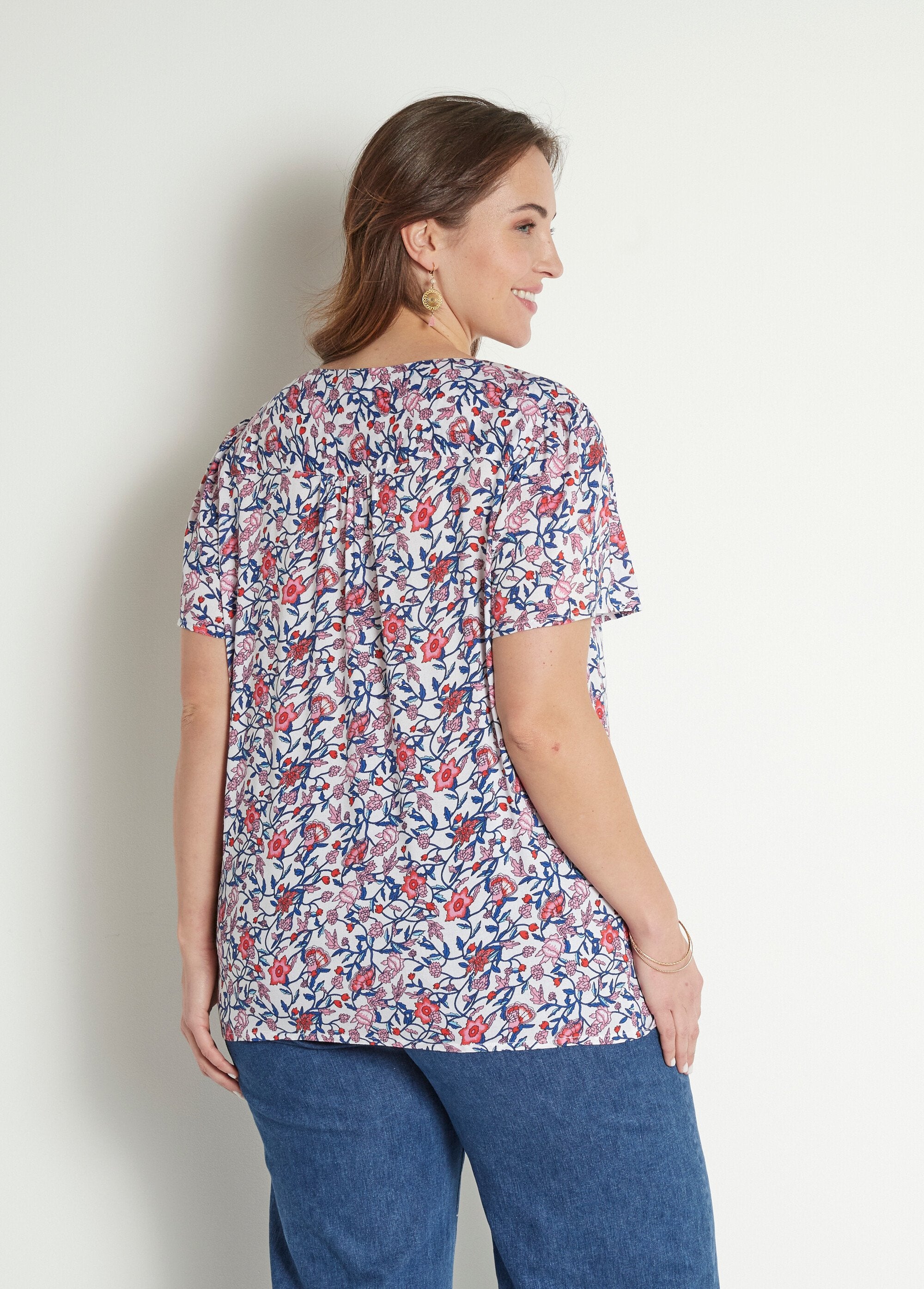 Camicetta_floreale_con_maniche_corte_e_scollo_a_V_Bleu_et_rose_DO1_curvy