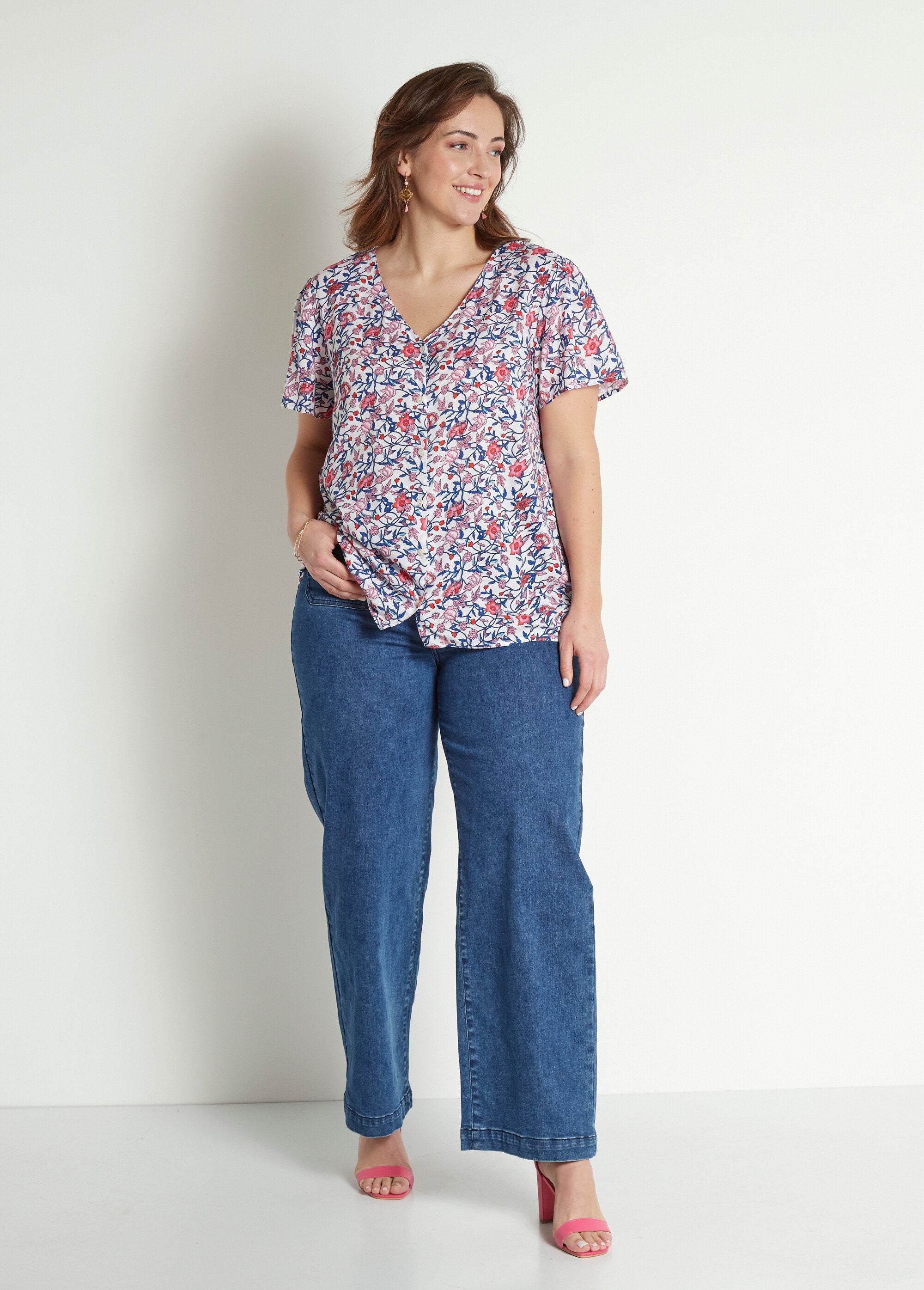 Camicetta_floreale_con_maniche_corte_e_scollo_a_V_Bleu_et_rose_SF1_curvy