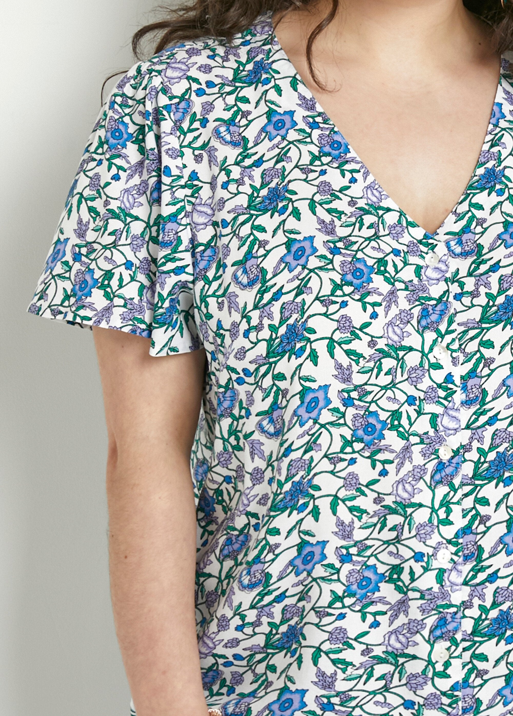 Camicetta_floreale_con_maniche_corte_e_scollo_a_V_Imp_vert_DE1_curvy