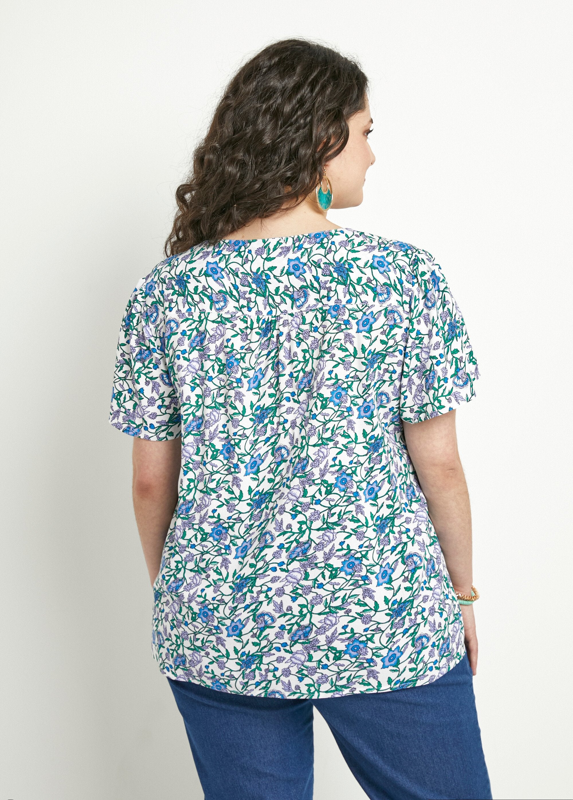 Camicetta_floreale_con_maniche_corte_e_scollo_a_V_Imp_vert_DO1_curvy