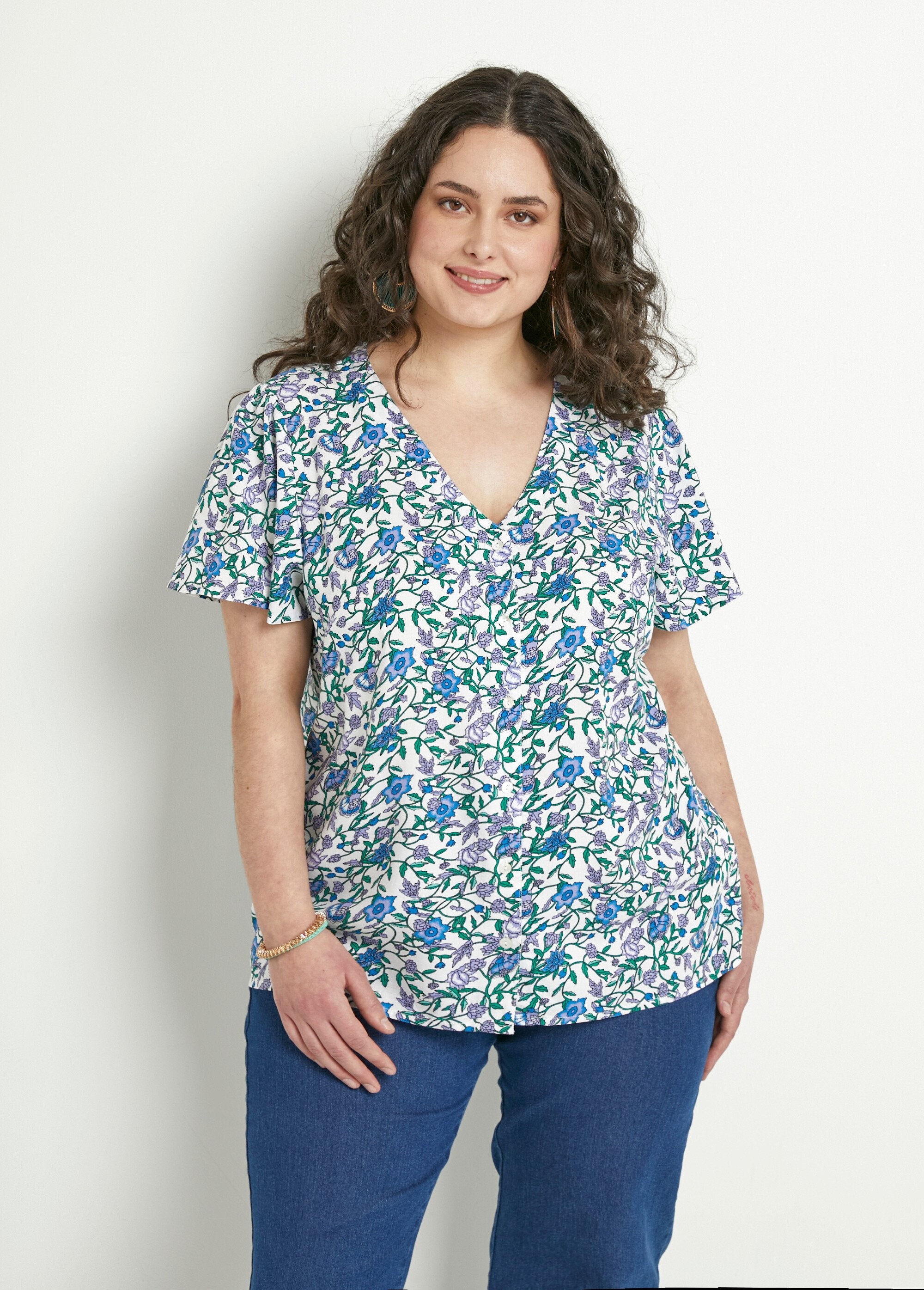 Camicetta_floreale_con_maniche_corte_e_scollo_a_V_Imp_vert_FA1_curvy