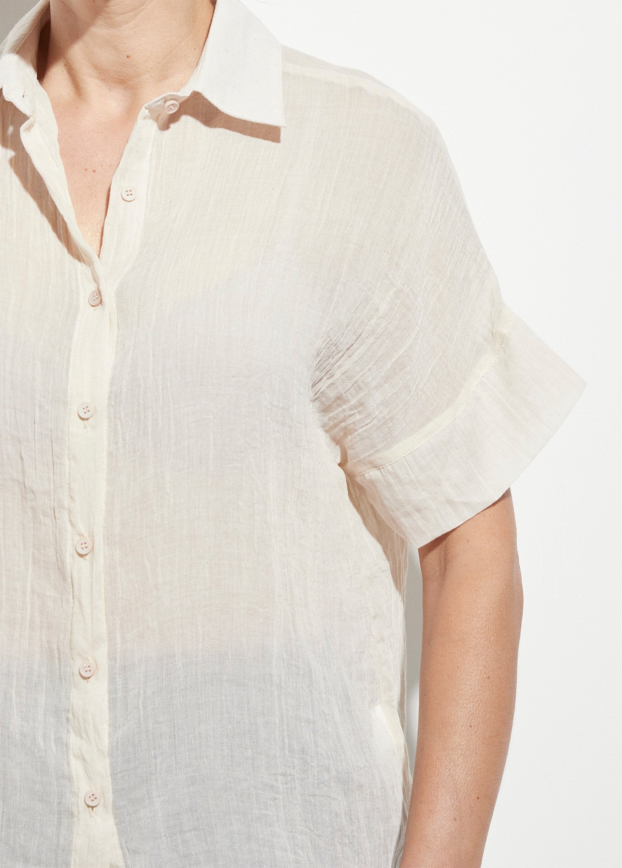 Camicetta_in_voile_stropicciato,_maniche_corte_Beige_DE1_slim