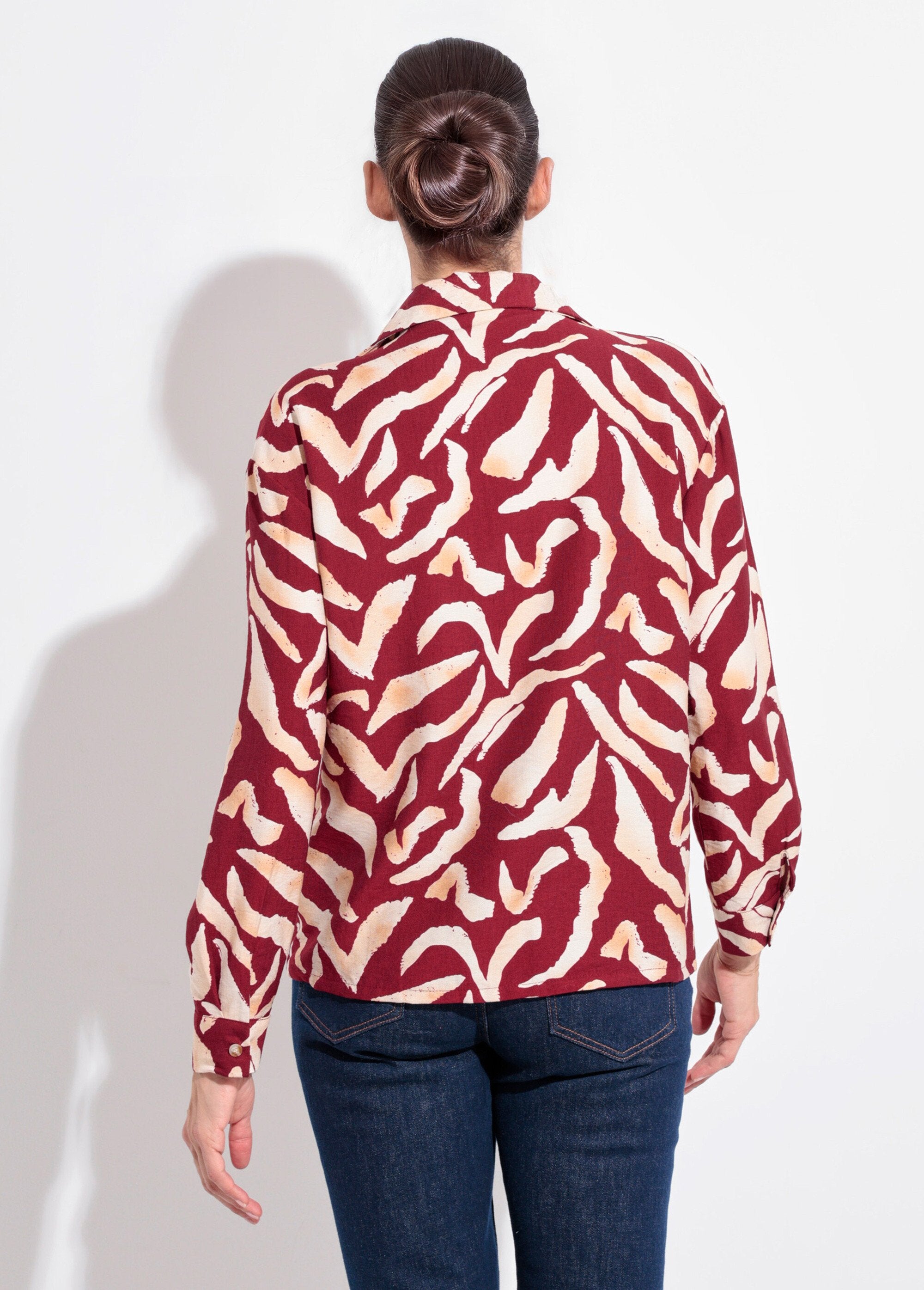 Camicia_con_stampa_grafica_e_colletto_sartoriale_Bordeaux_et_ecru_DO1_slim