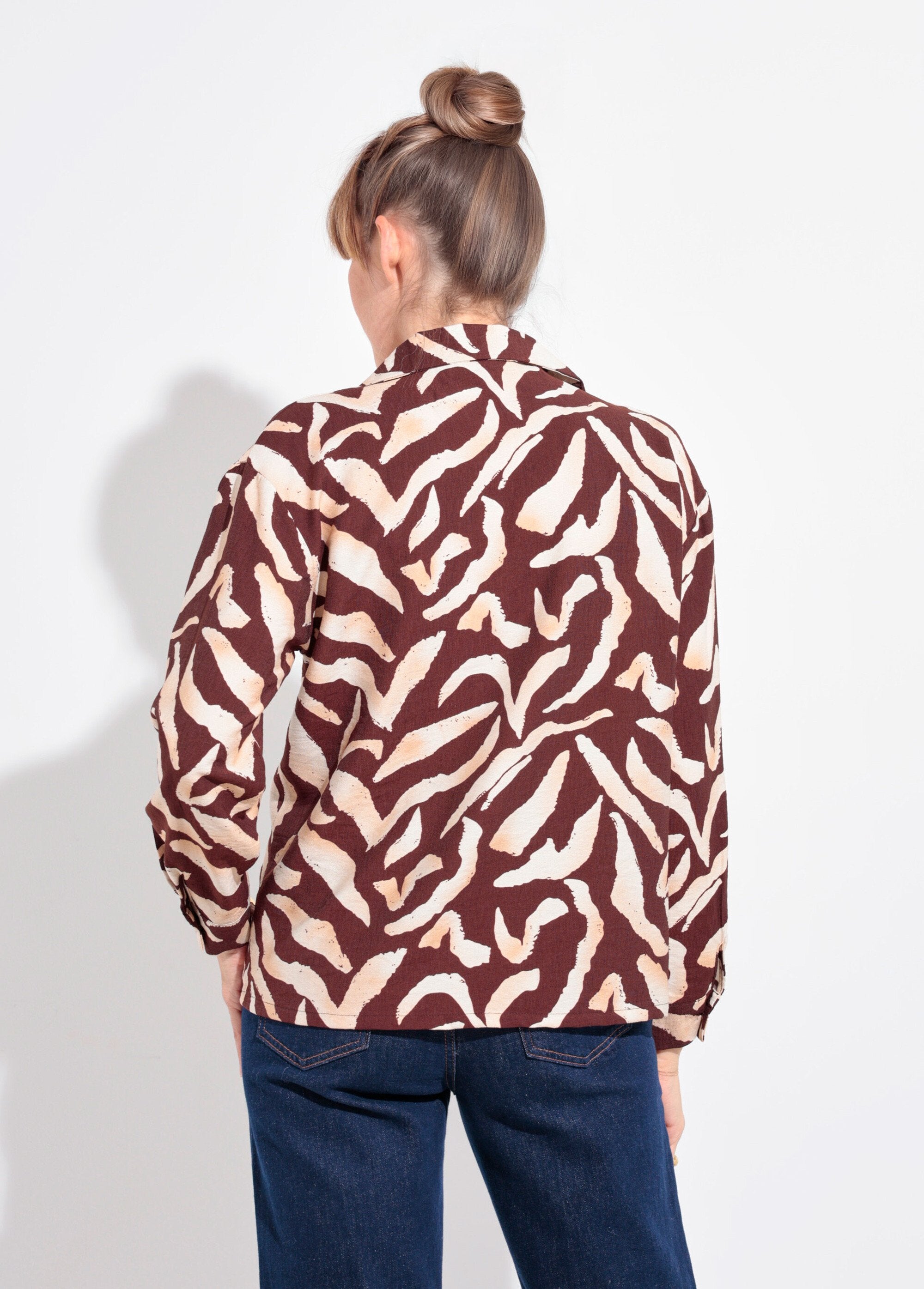 Camicia_con_stampa_grafica_e_colletto_sartoriale_Marron_et_ecru_DO1_slim
