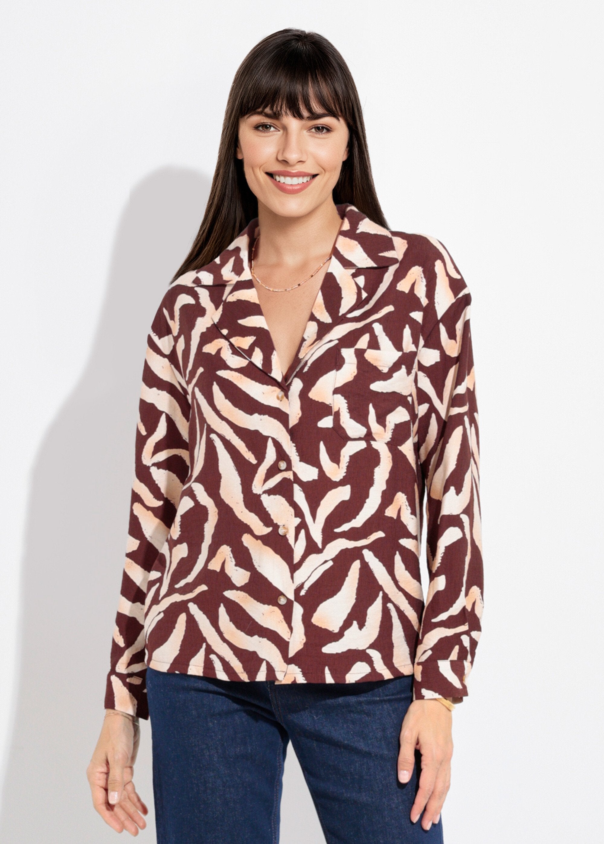 Camicia_con_stampa_grafica_e_colletto_sartoriale_Marron_et_ecru_FA1_slim