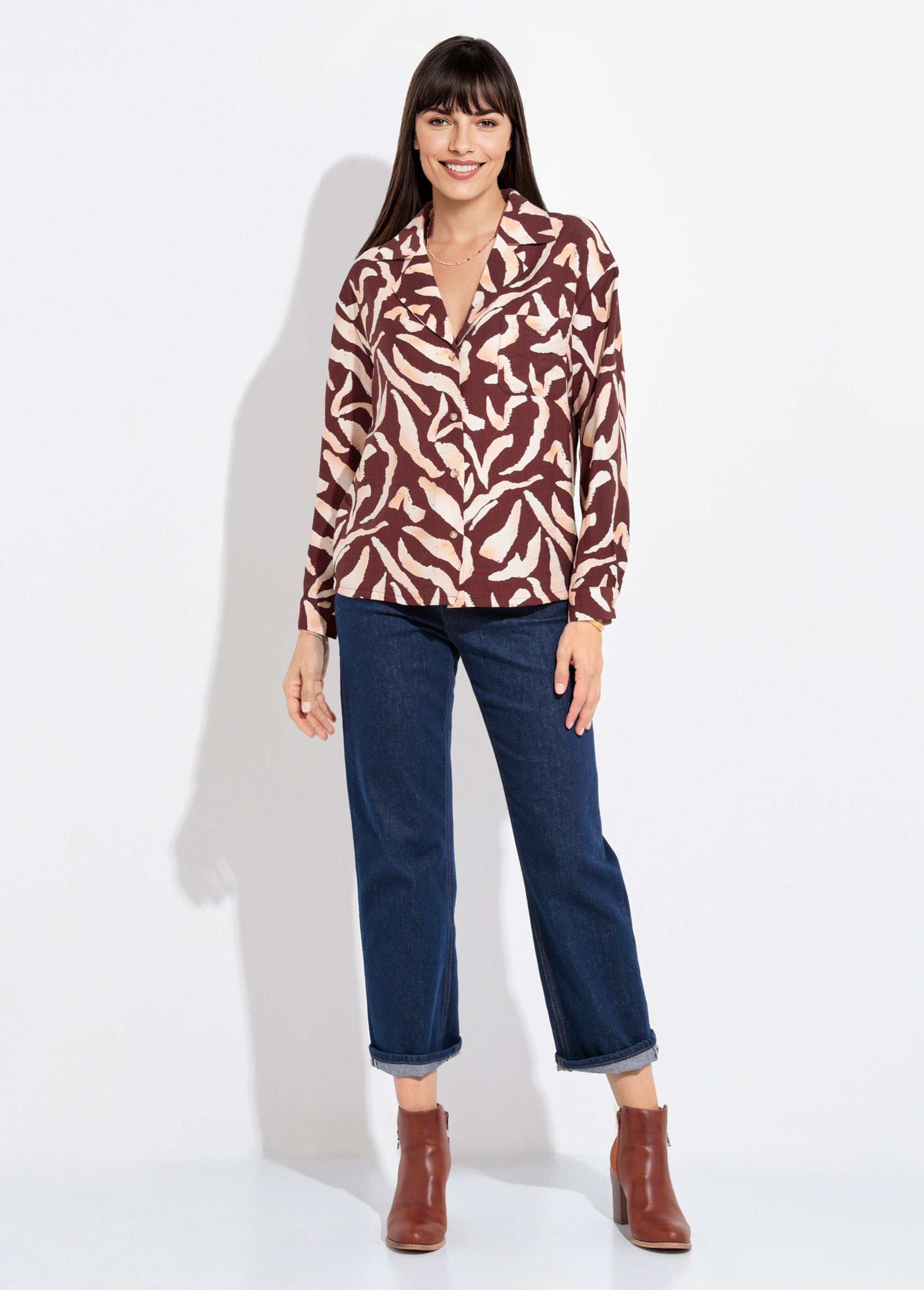 Camicia_con_stampa_grafica_e_colletto_sartoriale_Marron_et_ecru_SF1_slim