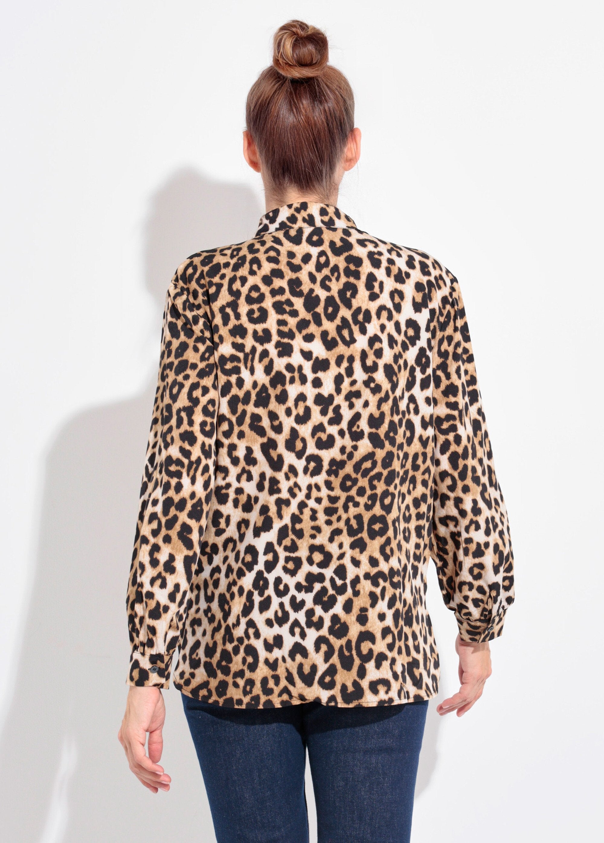 Camicetta_leopardata_fluida_con_colletto_sartoriale_Leopard_DO1_slim
