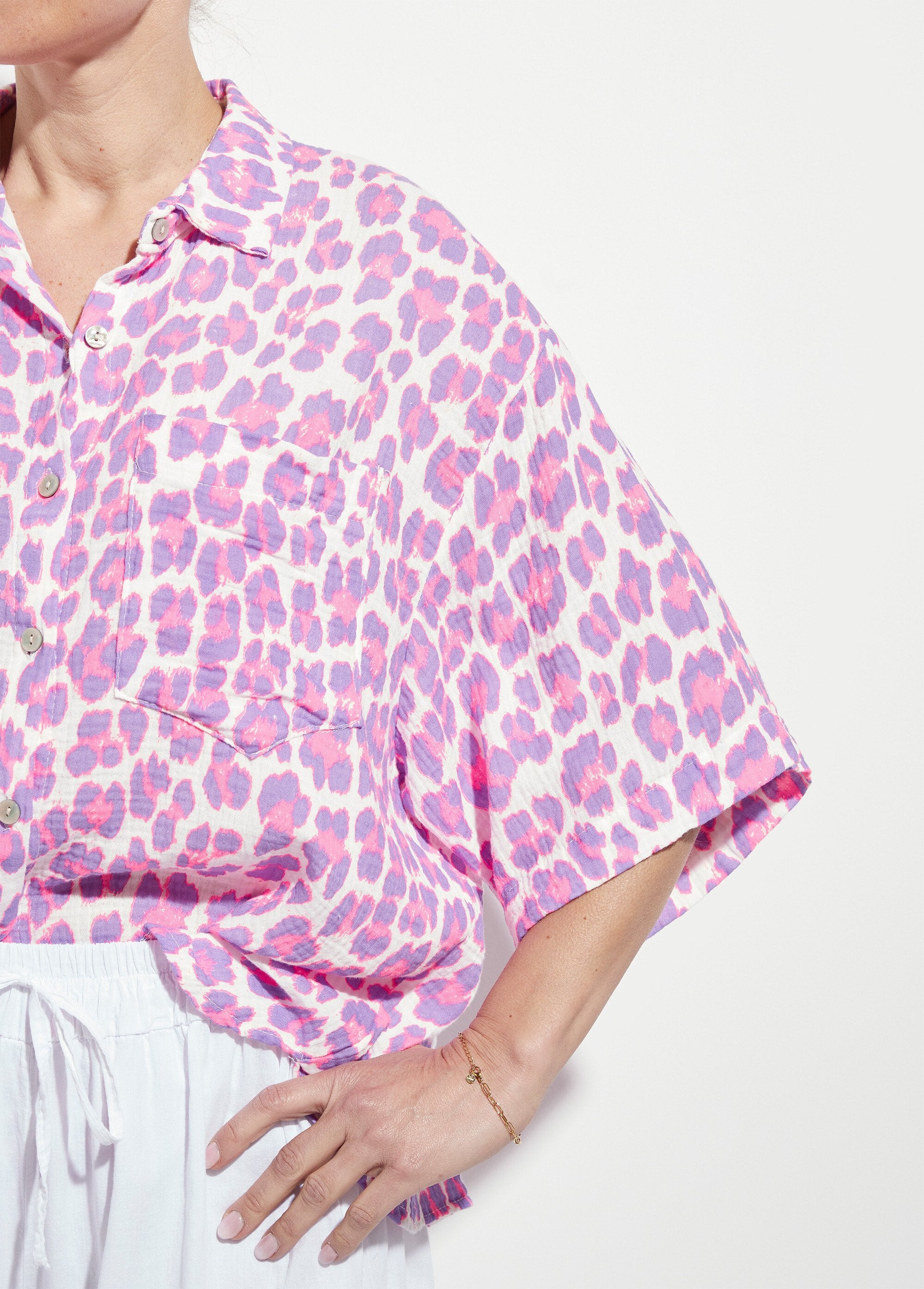 Camicetta_leopardata_fluorescente_con_maniche_a_kimono_Violet_DE2_slim