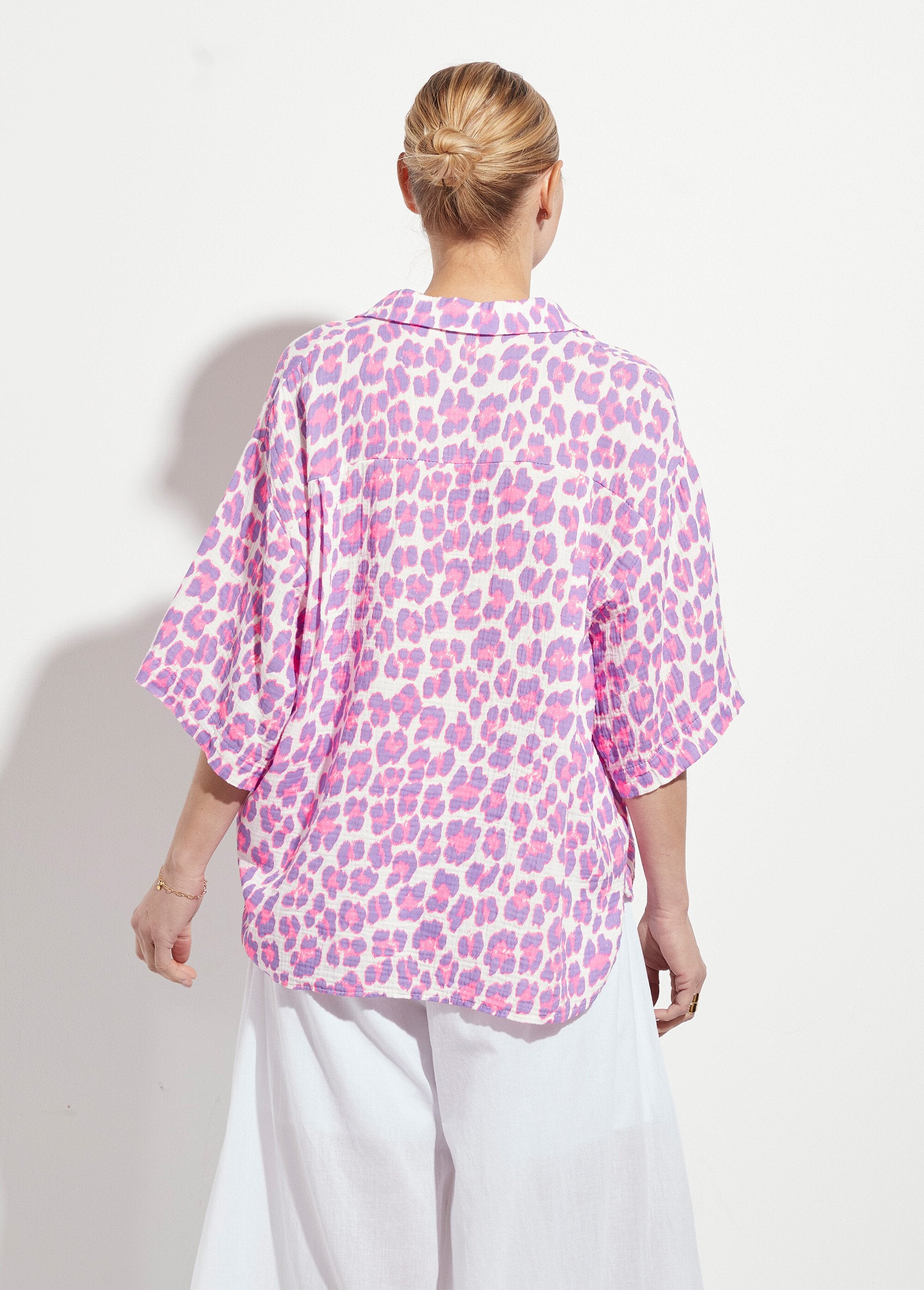 Camicetta_leopardata_fluorescente_con_maniche_a_kimono_Violet_DO1_slim