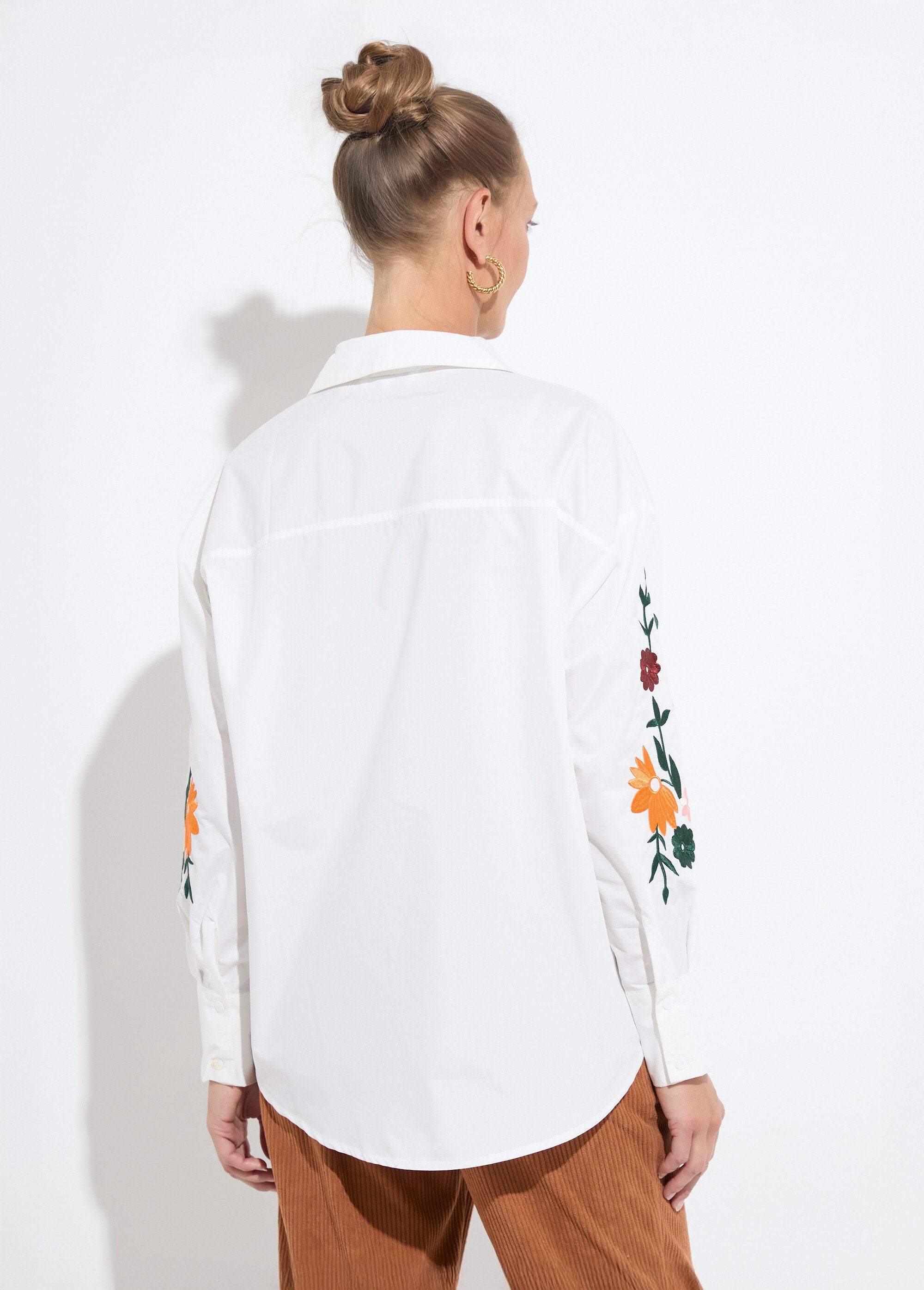 Camicetta_lunga_con_bottoni_ricamati_in_policotone_Multicolore_DO1_slim