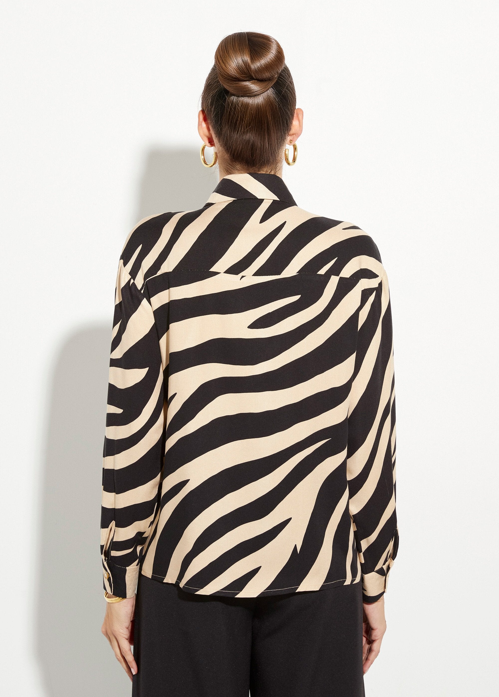 Camicetta_con_stampa_zebrata_e_tasche_con_pattina_Noir_et_beige_DO1_slim