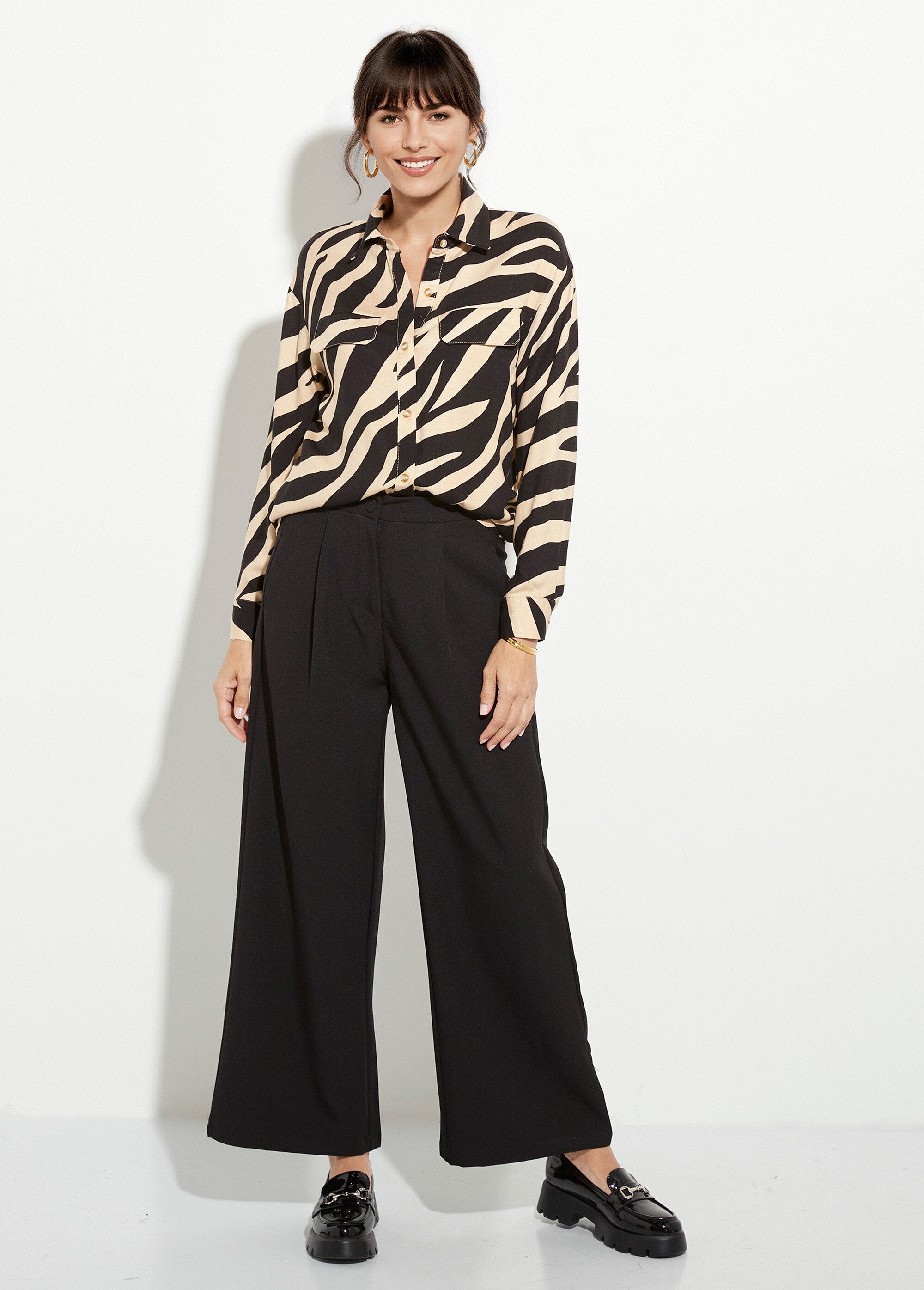 Camicetta_con_stampa_zebrata_e_tasche_con_pattina_Noir_et_beige_SF1_slim