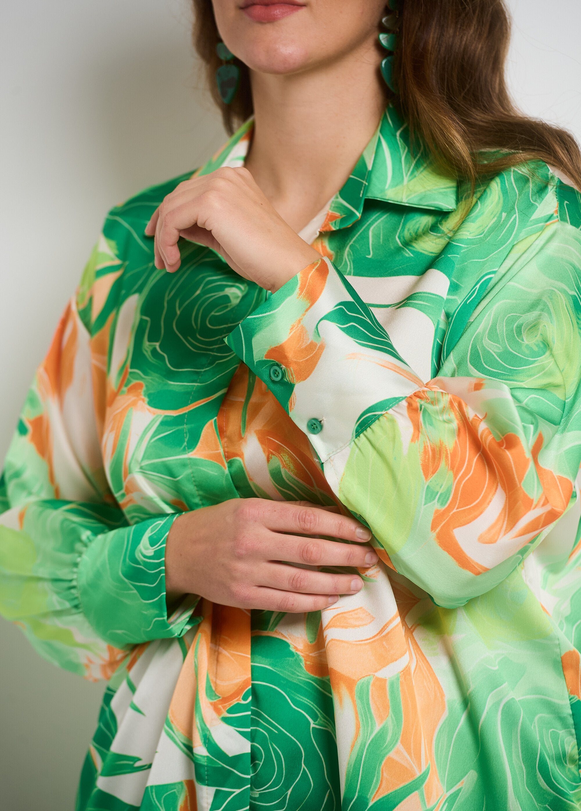 Camicetta_a_maniche_lunghe_in_raso_floreale_Vert_et_orange_DE2_curvy