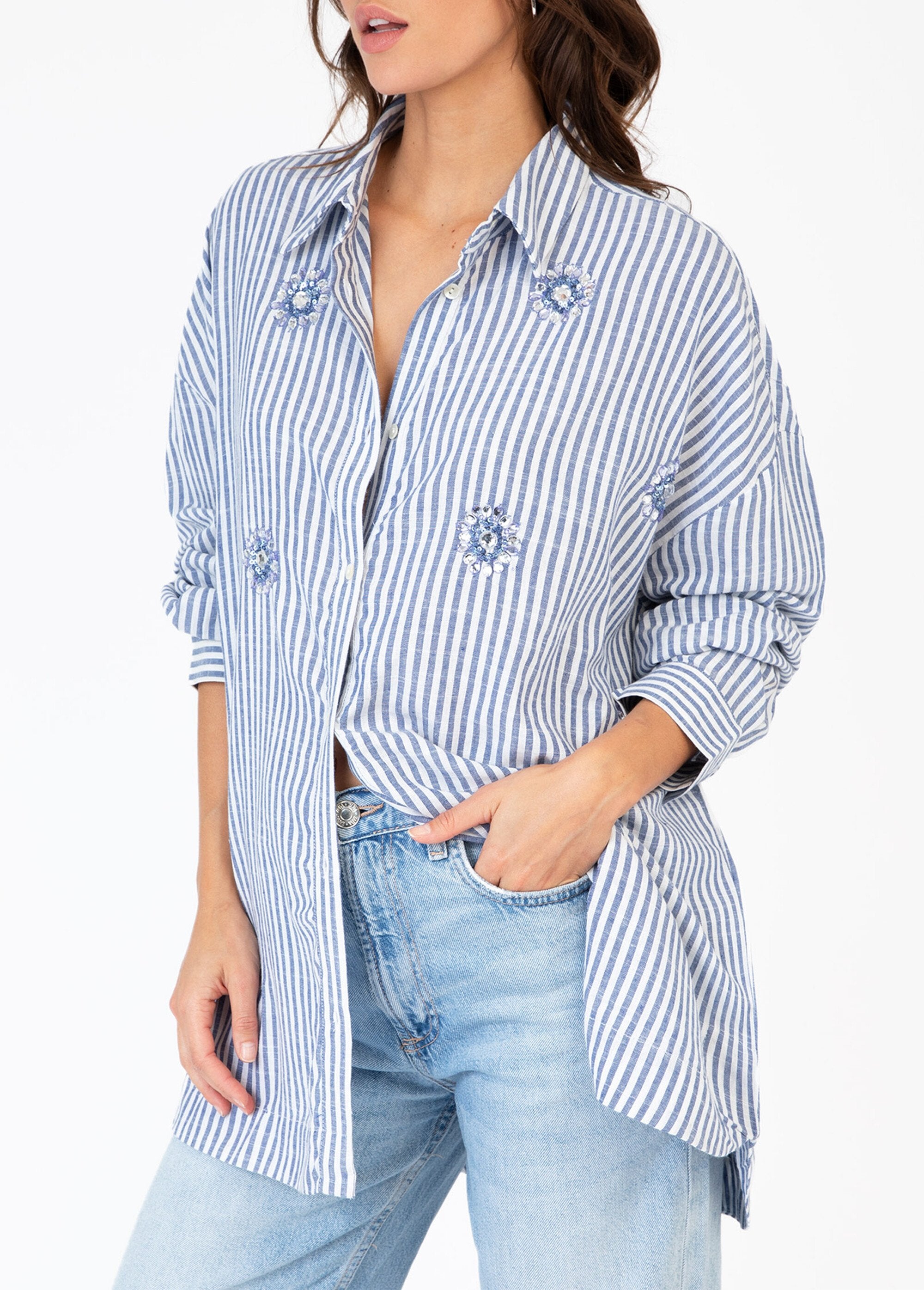 Camicia_in_cotone_rigato_con_dettagli_gioiello_A_strisce_blu_GA1_slim