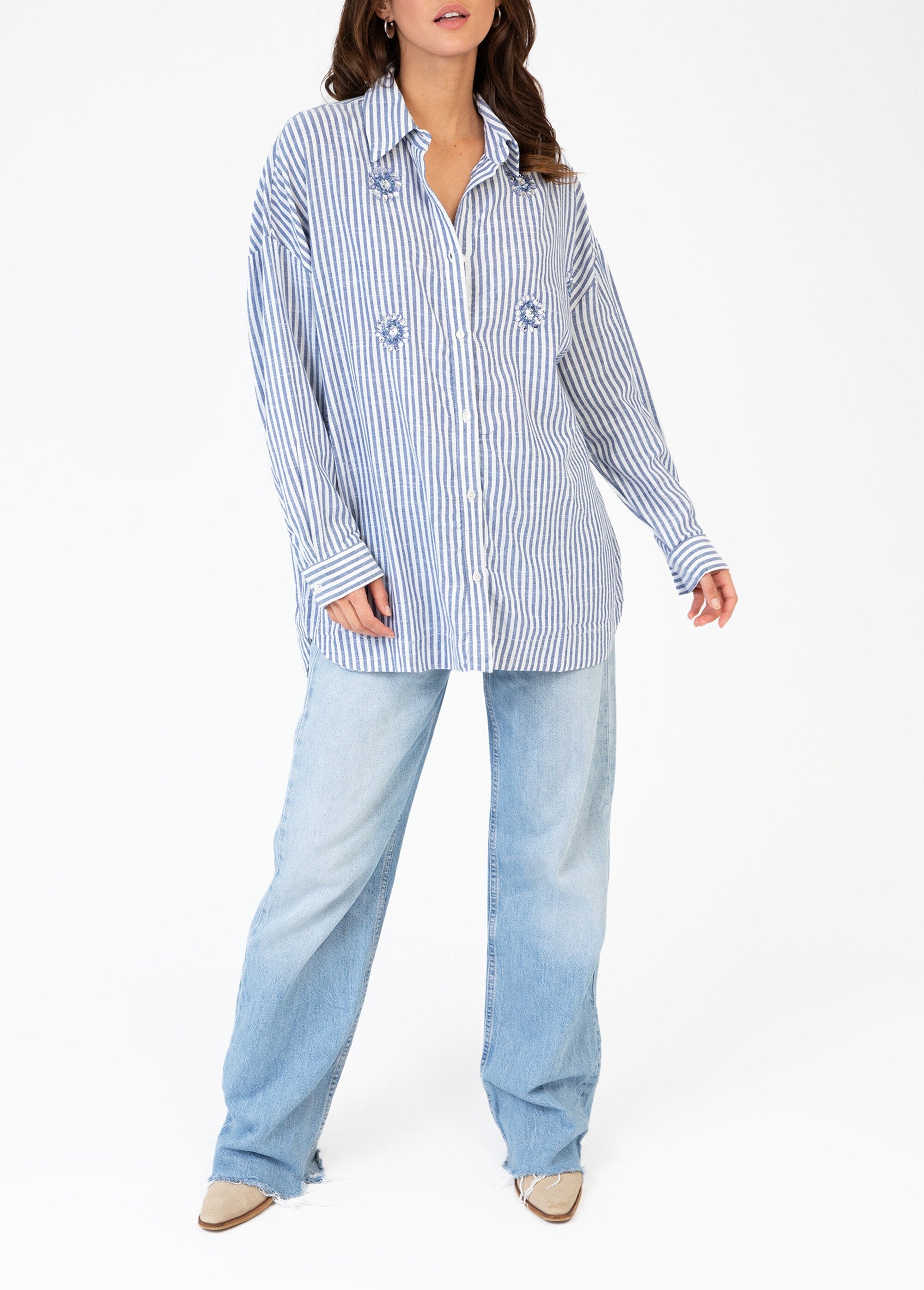 Camicia_in_cotone_rigato_con_dettagli_gioiello_A_strisce_blu_SF1_slim