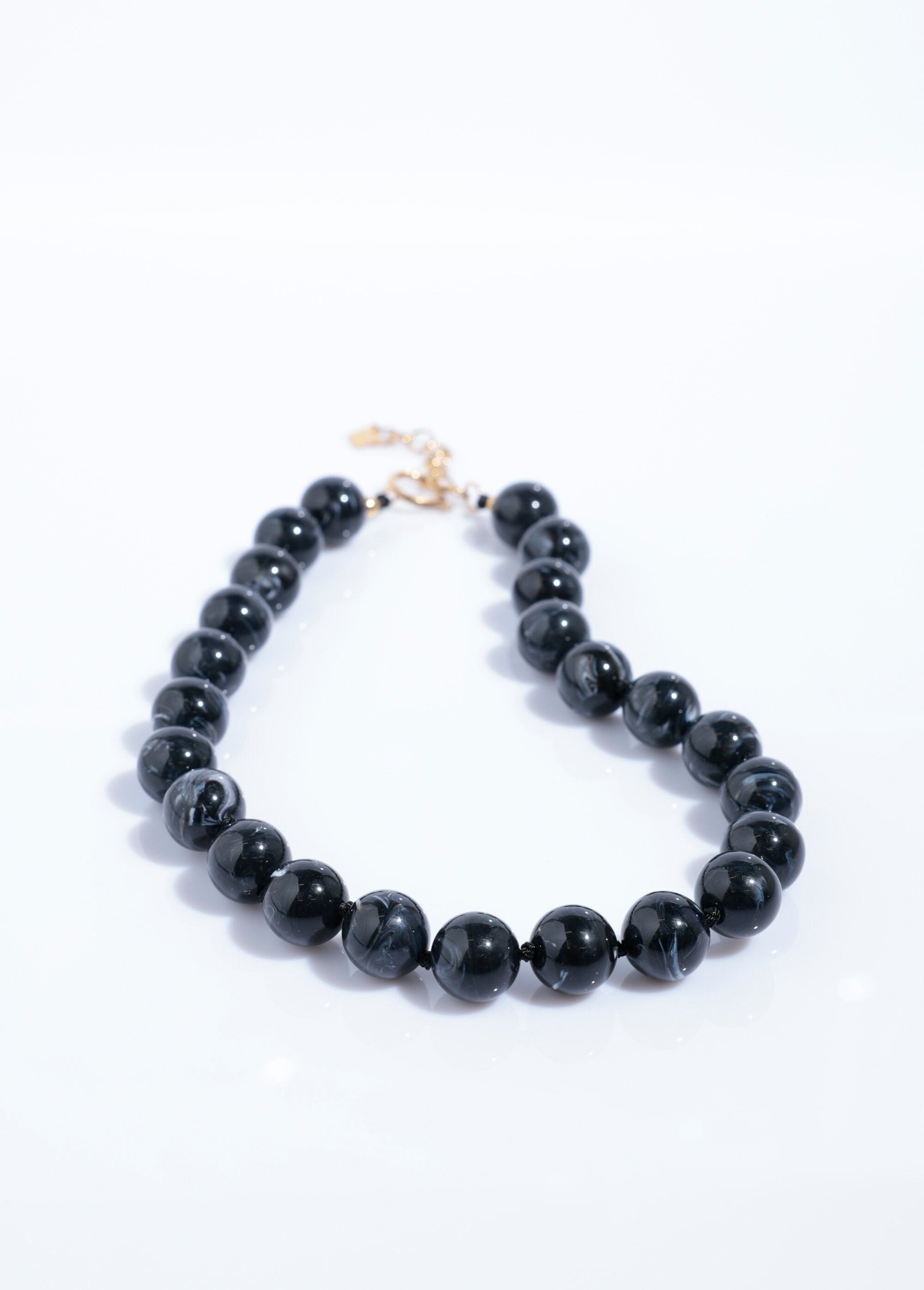 Collana_corta_di_perle_tonde_marmorizzate_Noir_DE1_slim