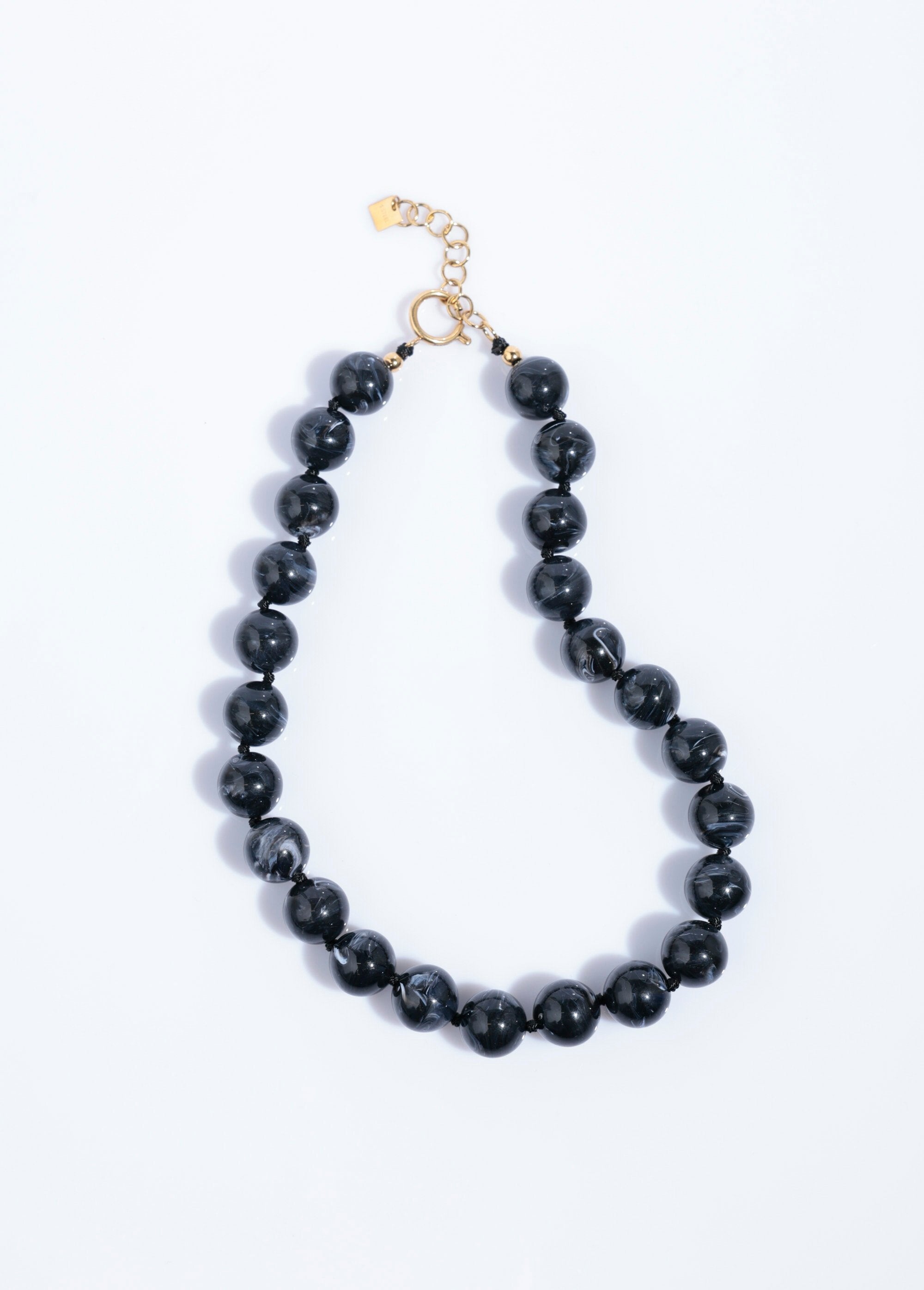 Collana_corta_di_perle_tonde_marmorizzate_Noir_FA1_slim