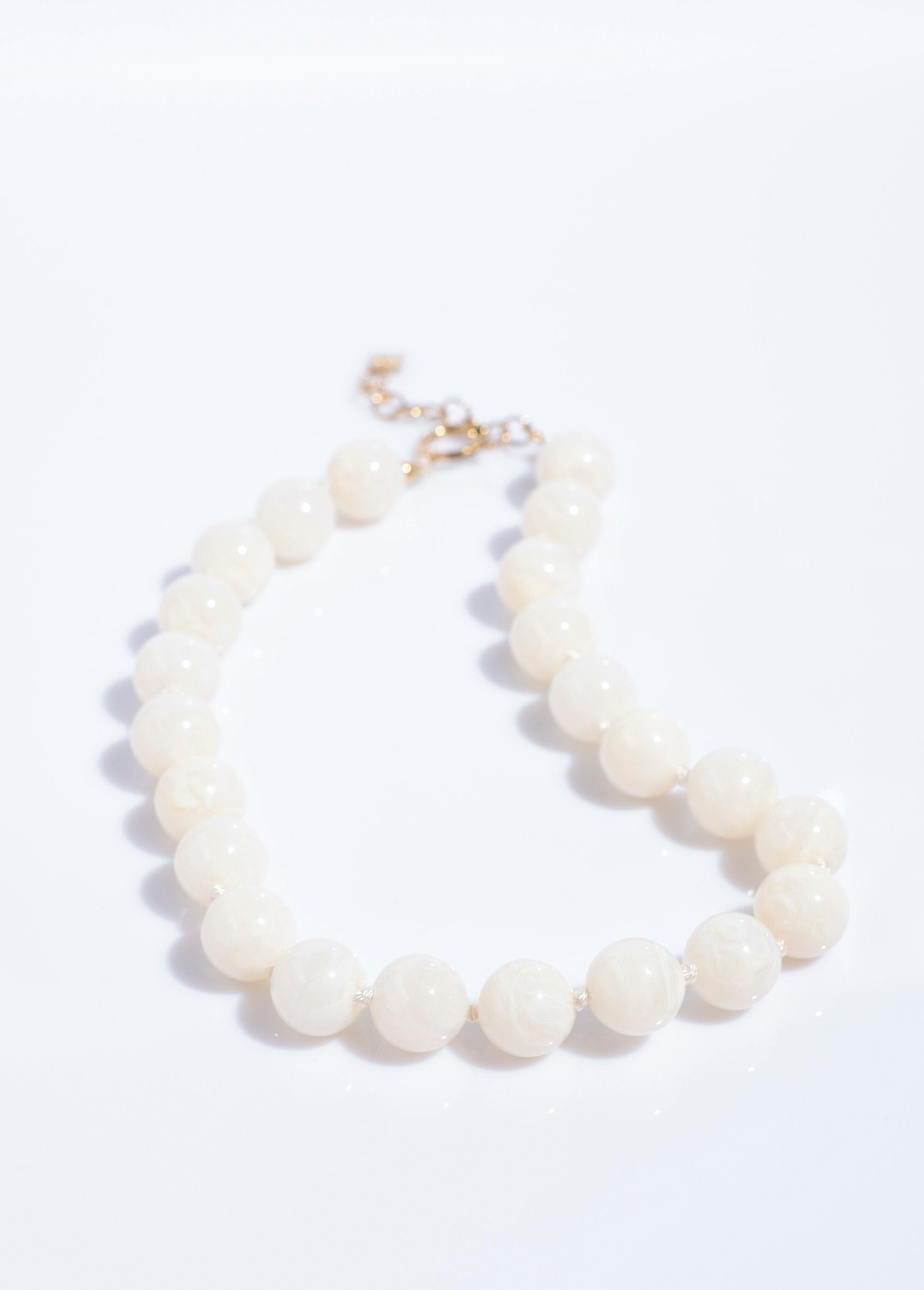 Collana_corta_di_perle_tonde_marmorizzate_Ivoire_DE1_slim