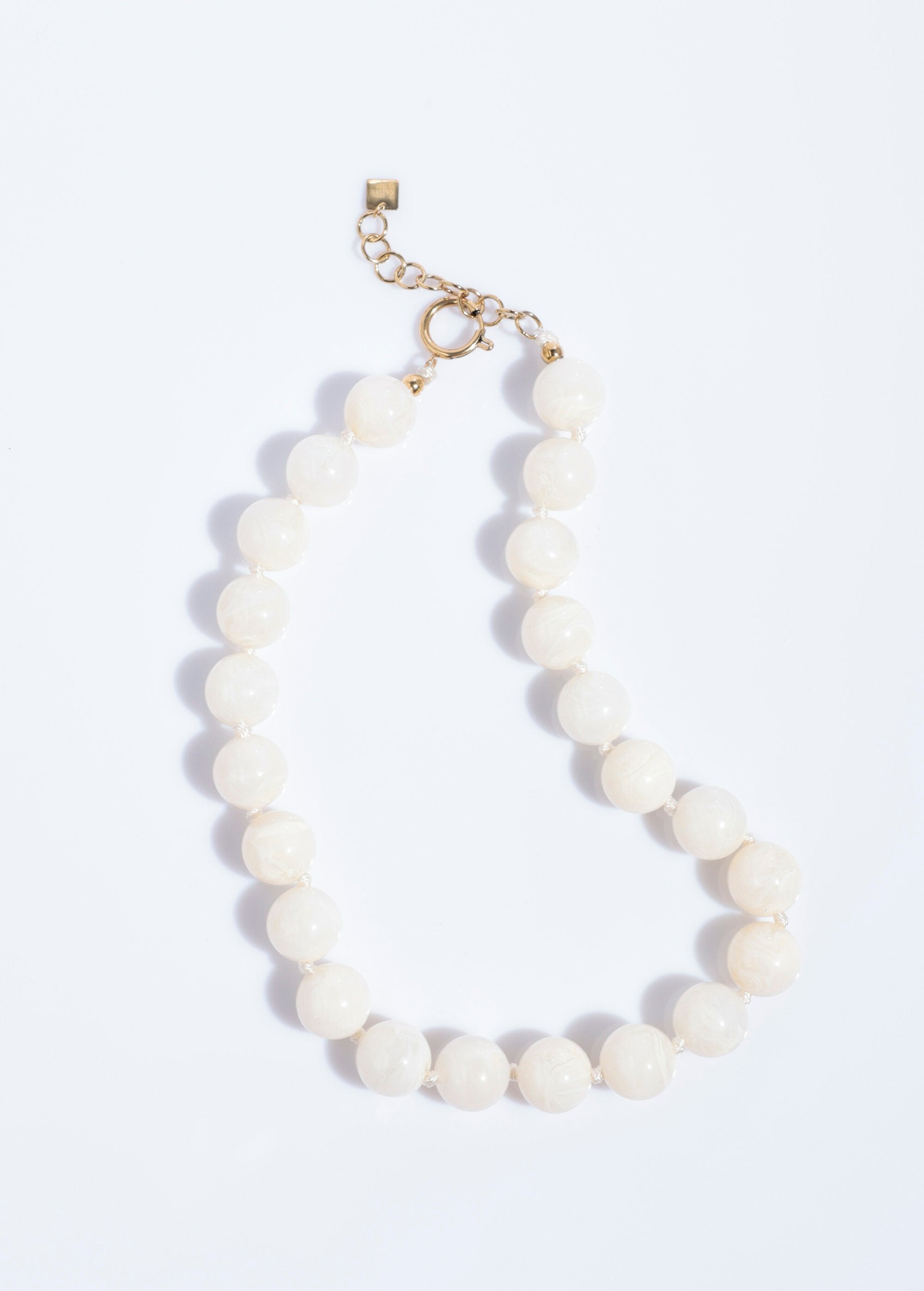 Collana_corta_di_perle_tonde_marmorizzate_Ivoire_FA1_slim