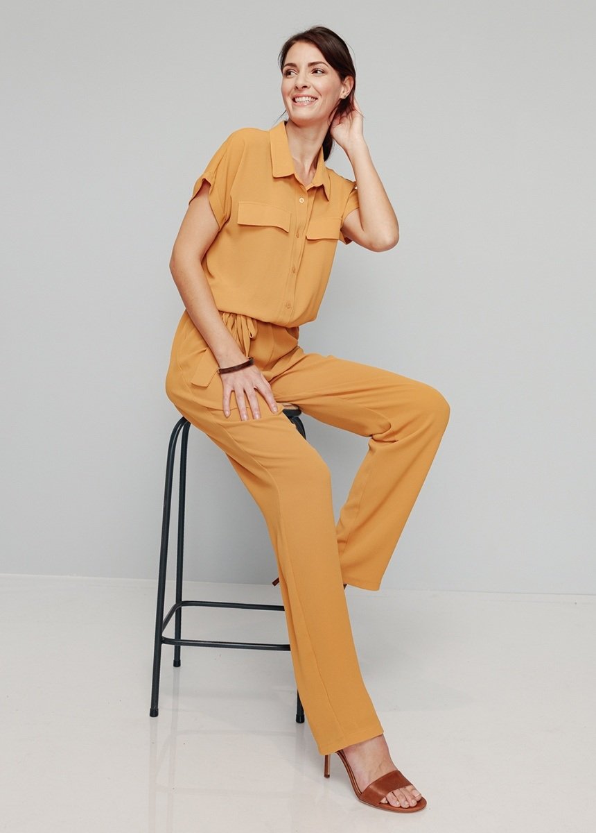 Tailleur_pantalone_tinta_unita_con_elastico_in_vita_Uni_miel_FA1_slim