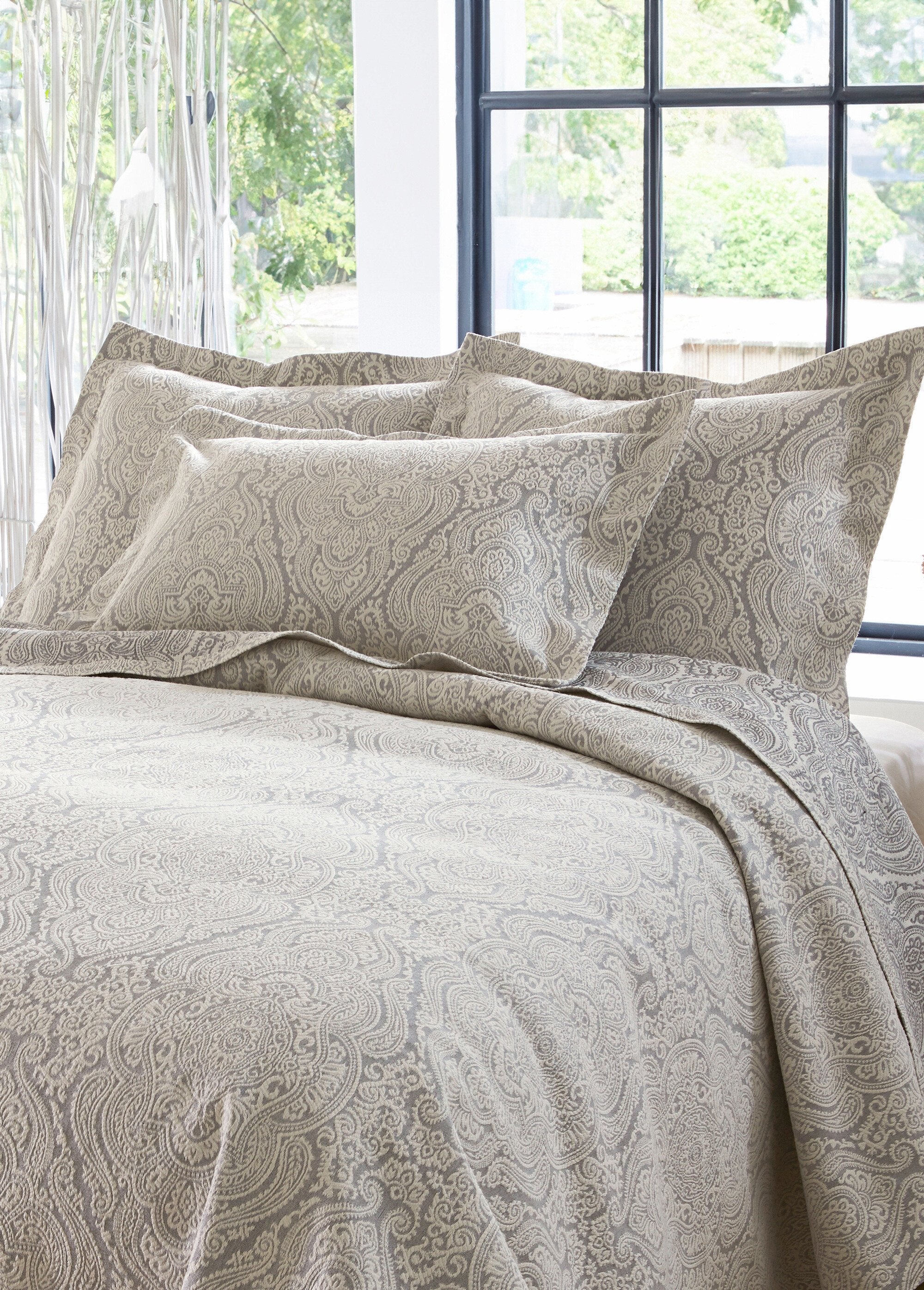 Copriletto_in_jacquard_con_motivo_arabescato_Gris_DE1_slim