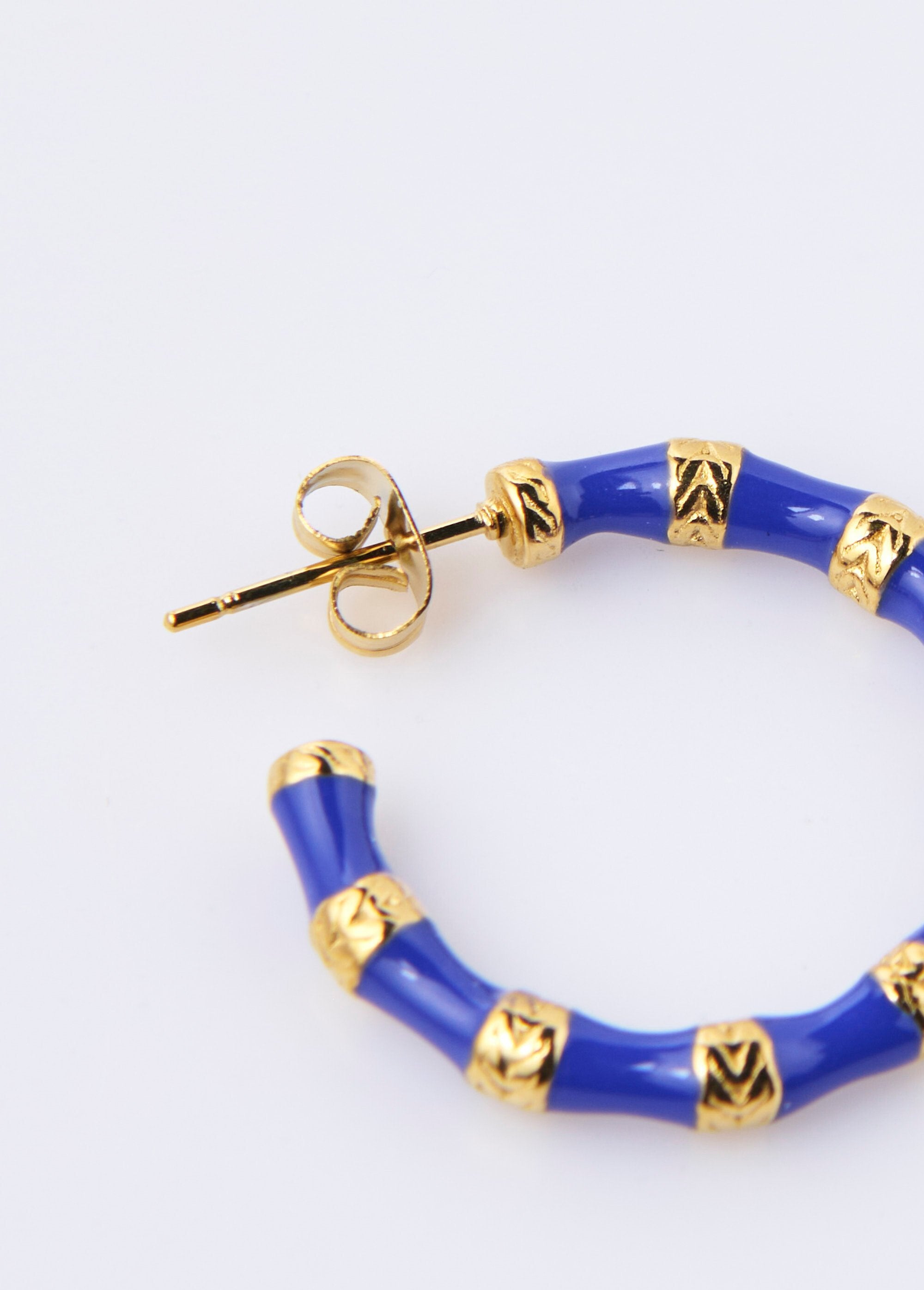 Orecchini_a_cerchio_fantasia_in_acciaio_inossidabile_bicolore_Dore_et_bleu_DE1_slim
