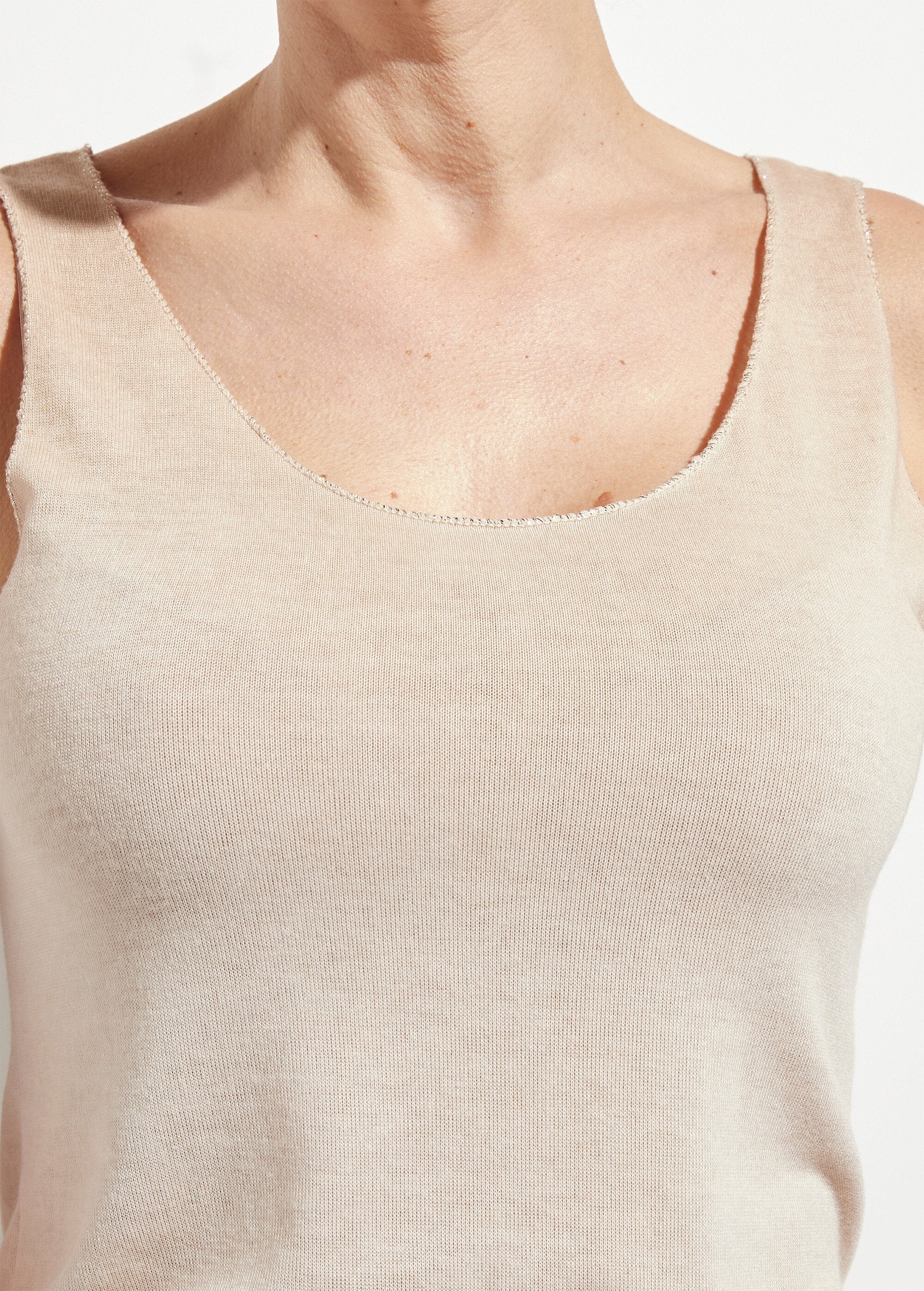 Canotta_con_scollo_a_V_in_maglia_sottile_Sable_DE1_slim